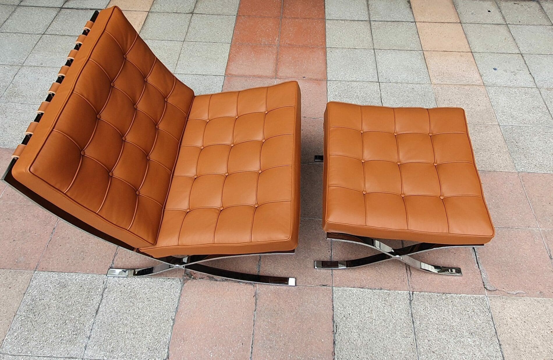 Mies van der Rohe – Fauteuil Barcelona et son ottoman –  2020