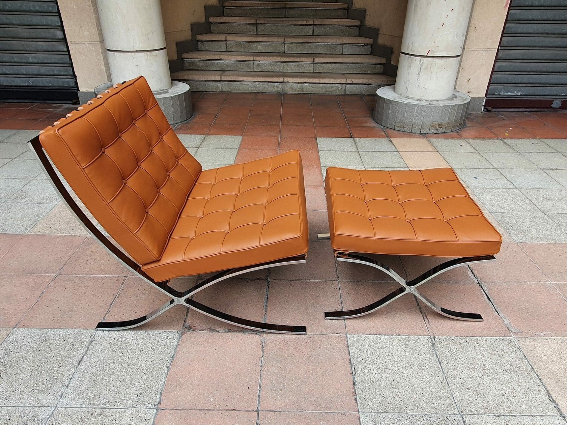 Mies van der Rohe – Fauteuil Barcelona et son ottoman –  2020