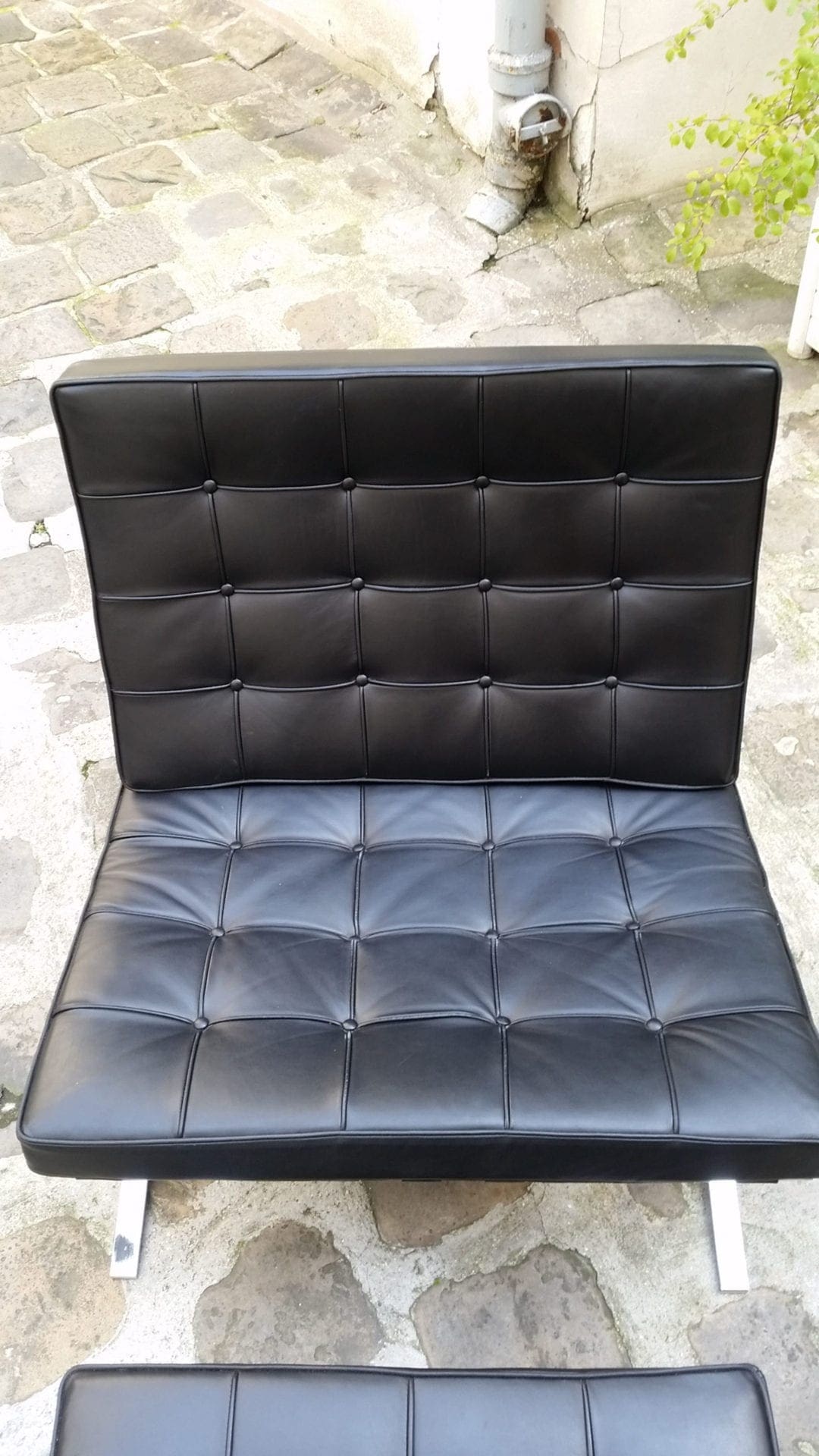 Mies VAN DER ROHE – Fauteuil Barcelona et son ottoman noir