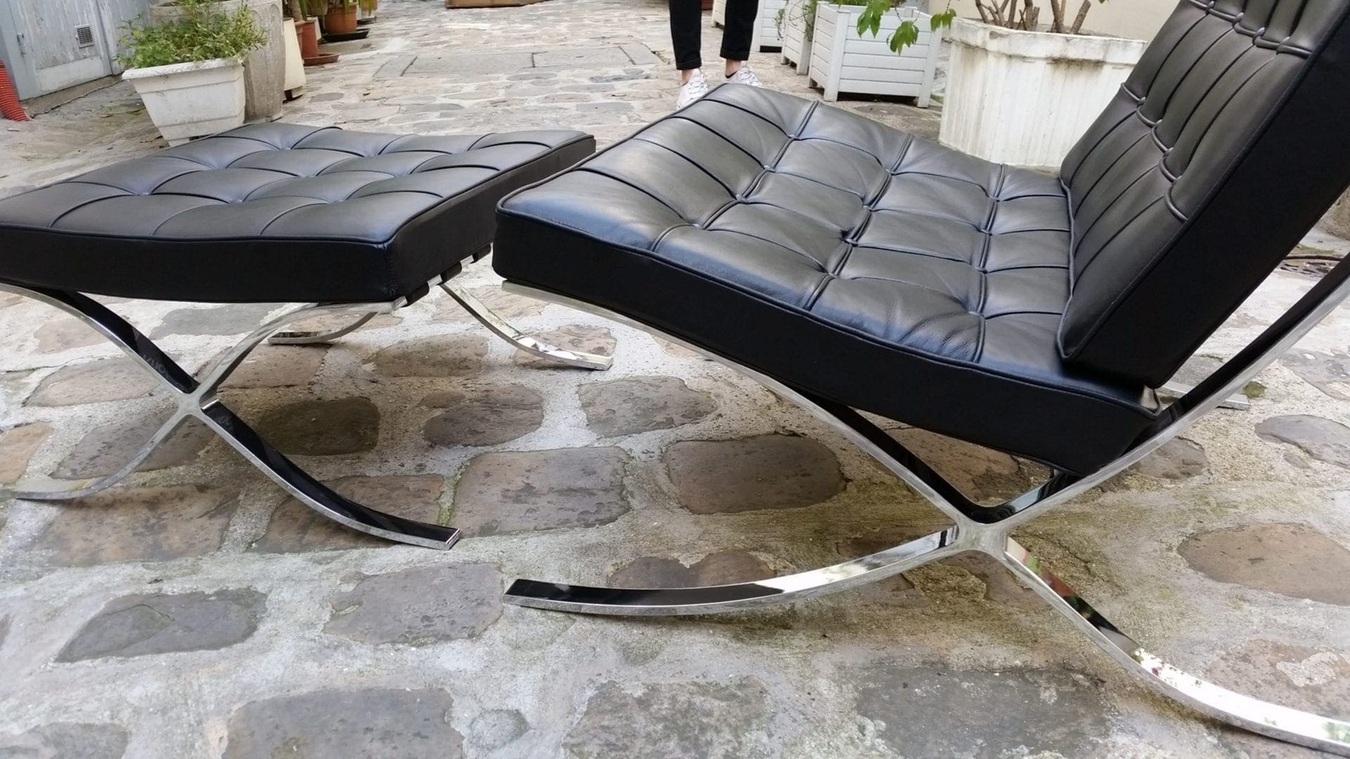 Mies VAN DER ROHE – Fauteuil Barcelona et son ottoman noir