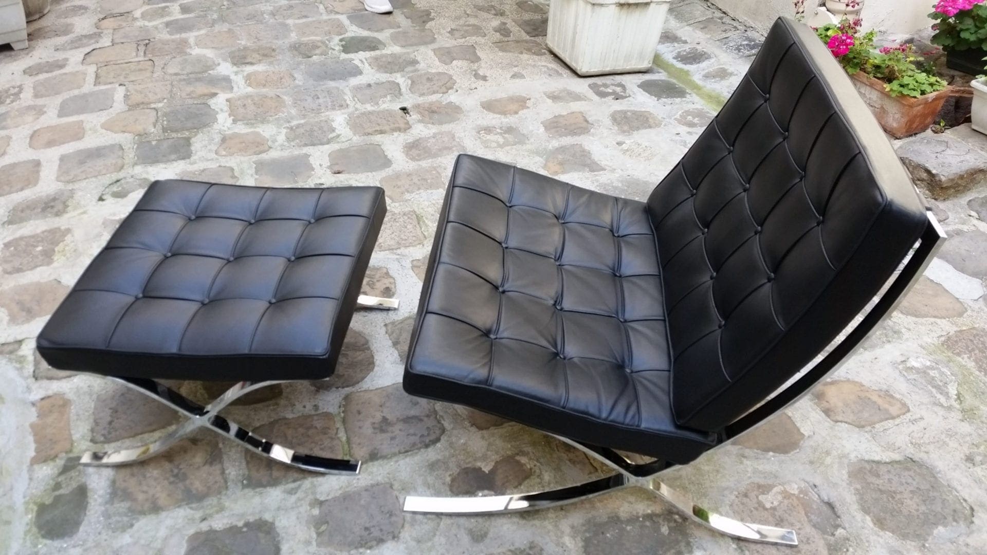 Mies VAN DER ROHE – Fauteuil Barcelona et son ottoman noir