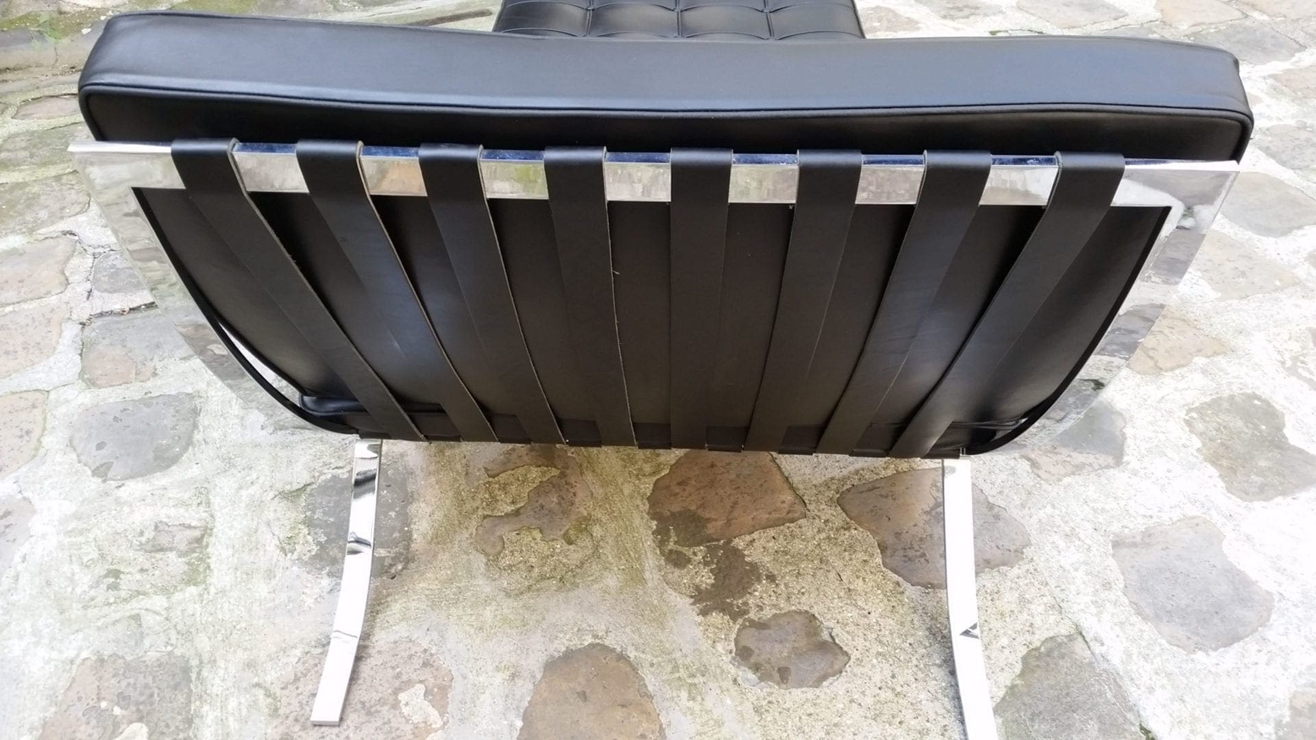 Mies VAN DER ROHE – Fauteuil Barcelona et son ottoman noir