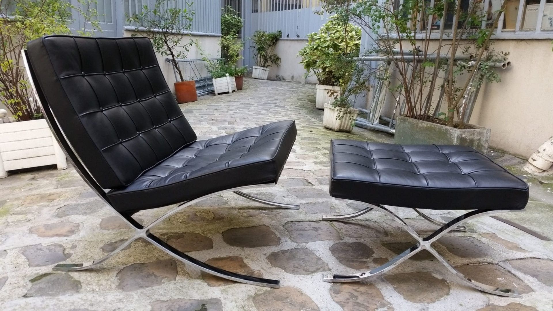 Mies VAN DER ROHE – Fauteuil Barcelona et son ottoman noir