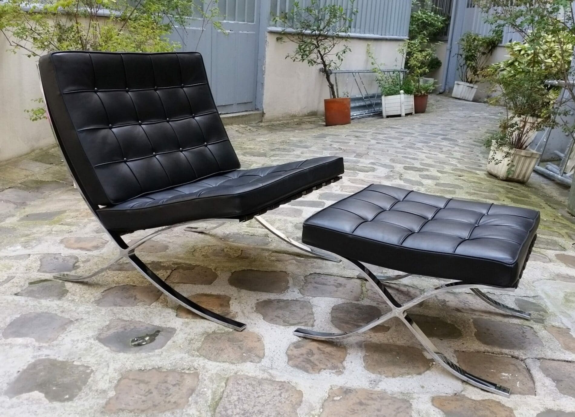 Mies VAN DER ROHE – Fauteuil Barcelona et son ottoman noir