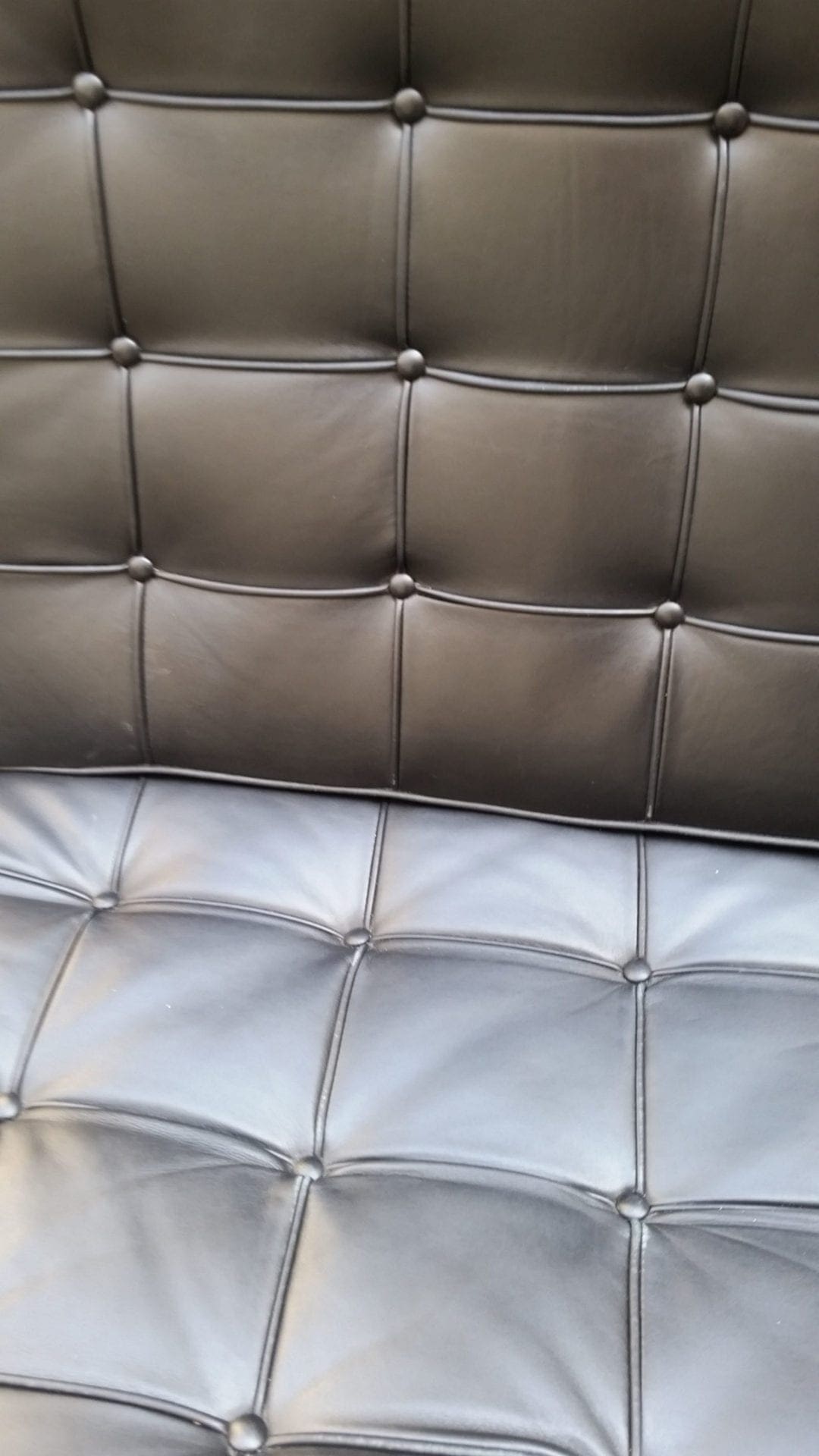 Mies VAN DER ROHE – Fauteuil Barcelona et son ottoman noir