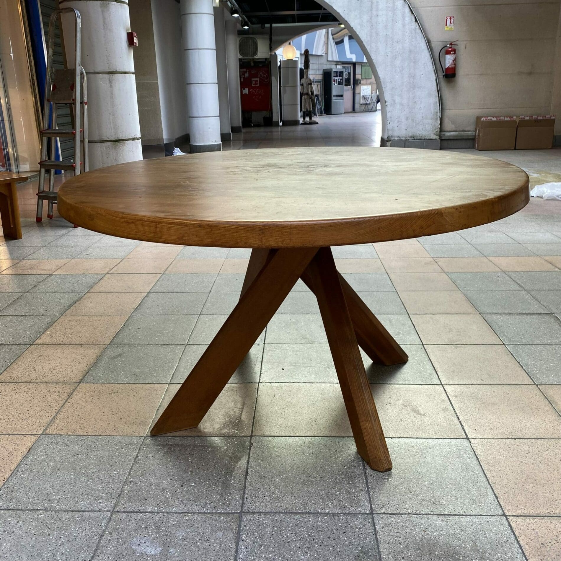 Mythique table T21C dite Sfax – Pierre Chapo