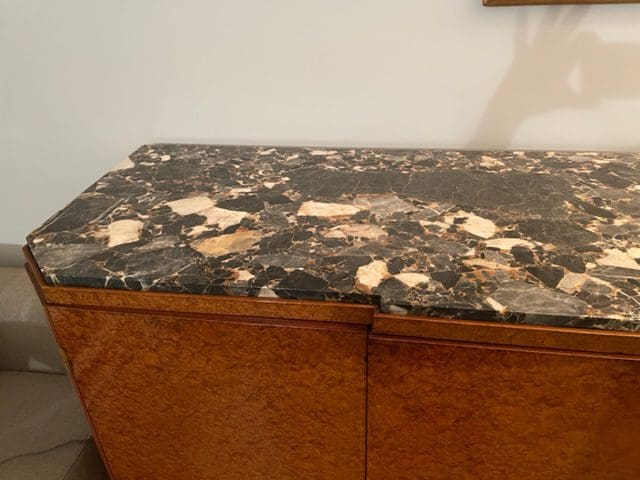 Buffet Art déco en loupe d’Amboine et marbre brèche oriental
