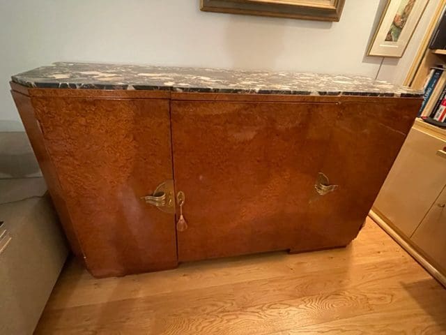 Buffet Art déco en loupe d’Amboine et marbre brèche oriental