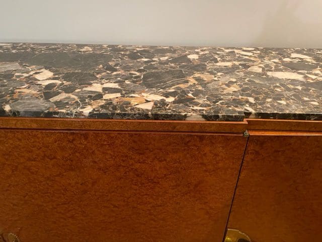 Buffet Art déco en loupe d’Amboine et marbre brèche oriental