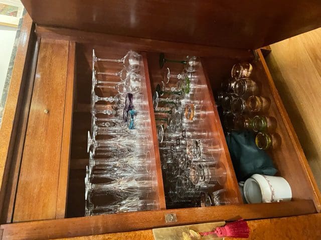 Buffet Art déco en loupe d’Amboine et marbre brèche oriental