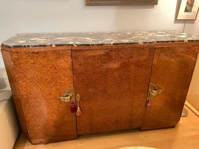 Buffet Art déco en loupe d’Amboine et marbre brèche oriental