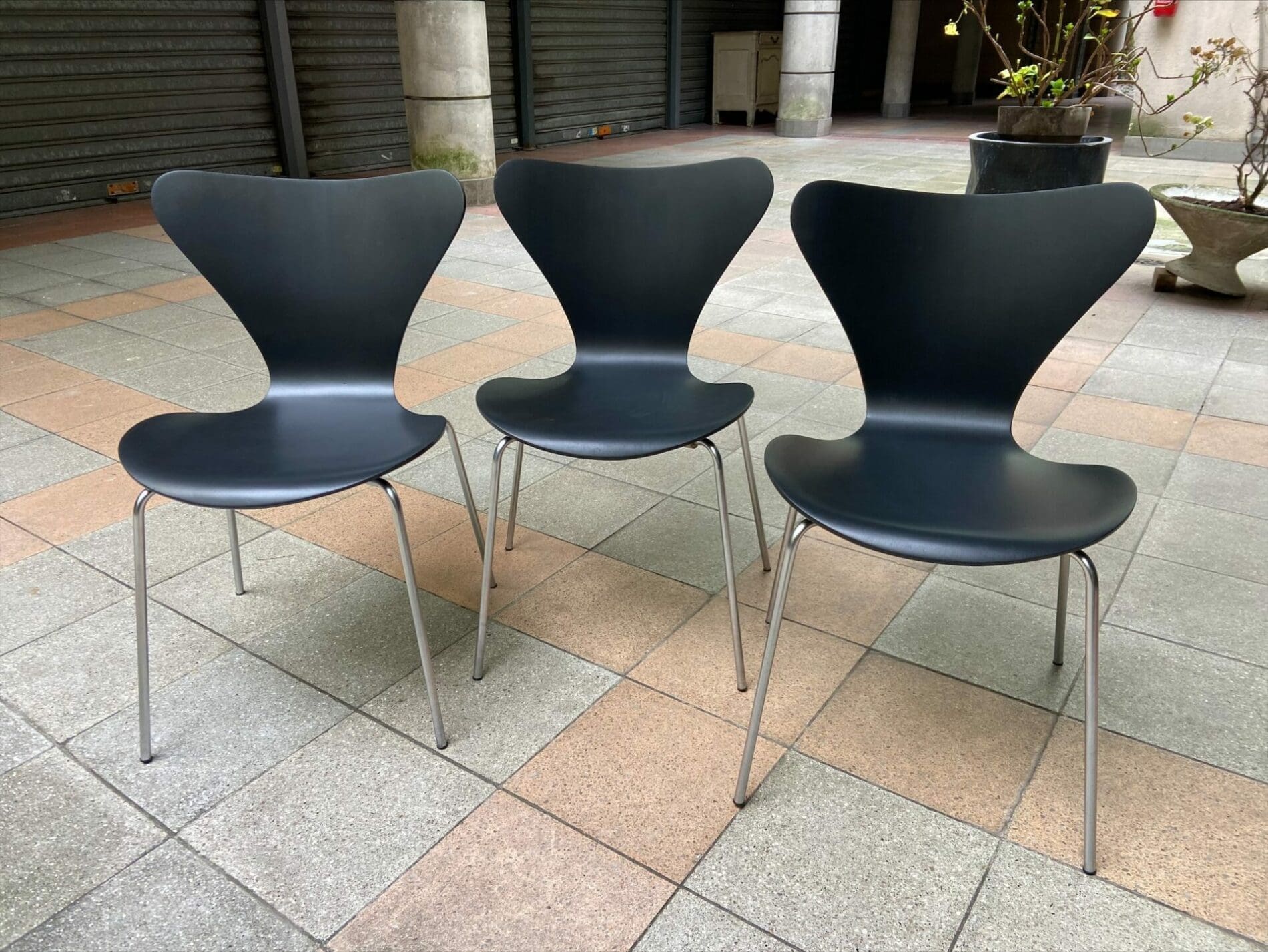 Arne Jacobsen – Set de 3 chaises modèle « 3107 » dites »série 7″
