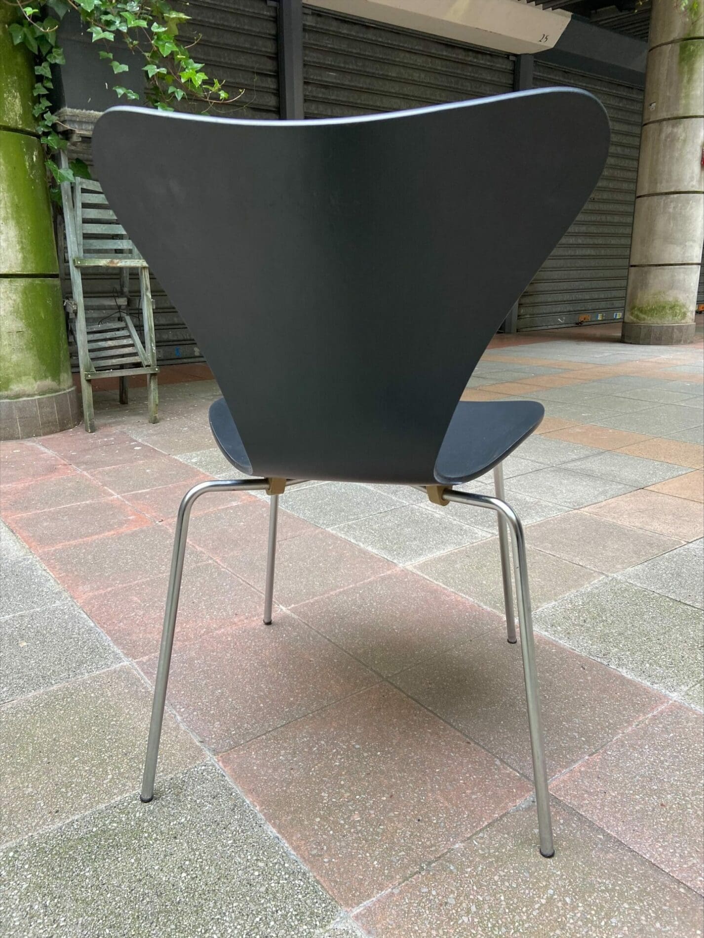 Arne Jacobsen – Set de 3 chaises modèle « 3107 » dites »série 7″