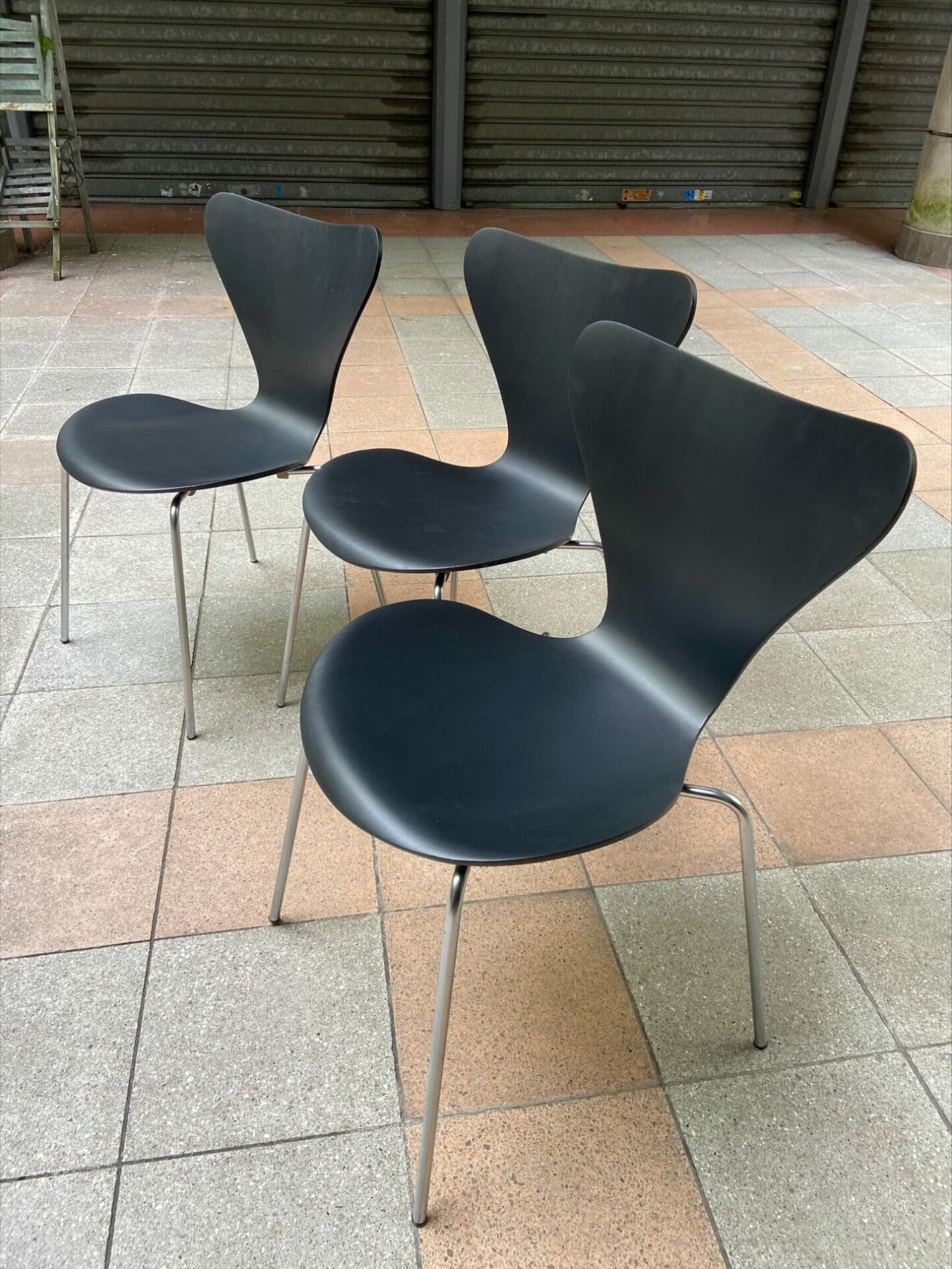 Arne Jacobsen – Set de 3 chaises modèle « 3107 » dites »série 7″