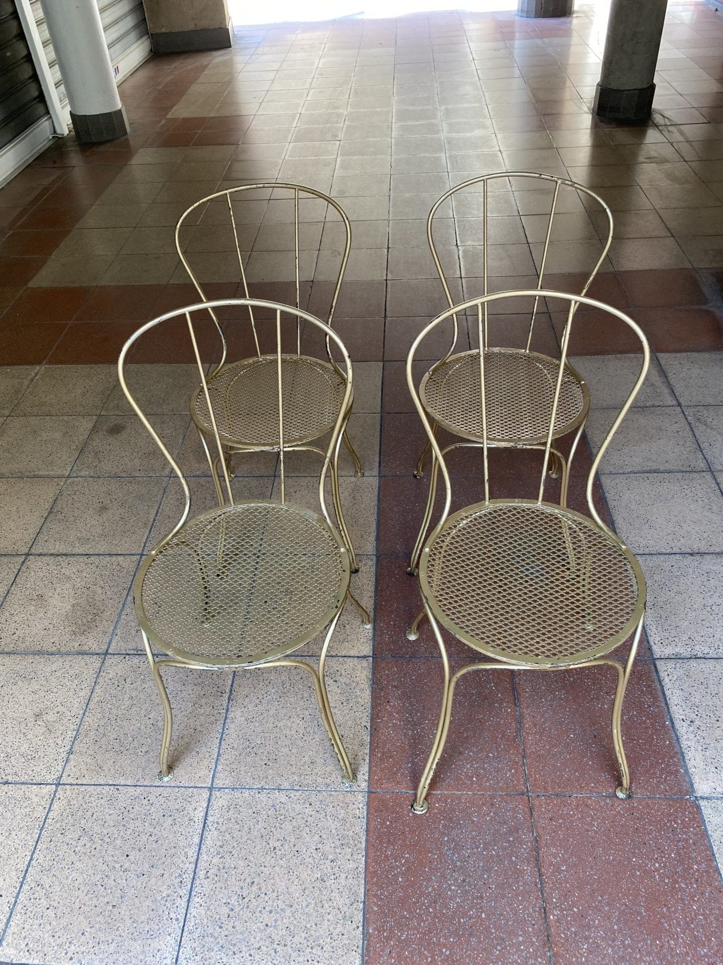 Suite de 4 chaises en métal doré