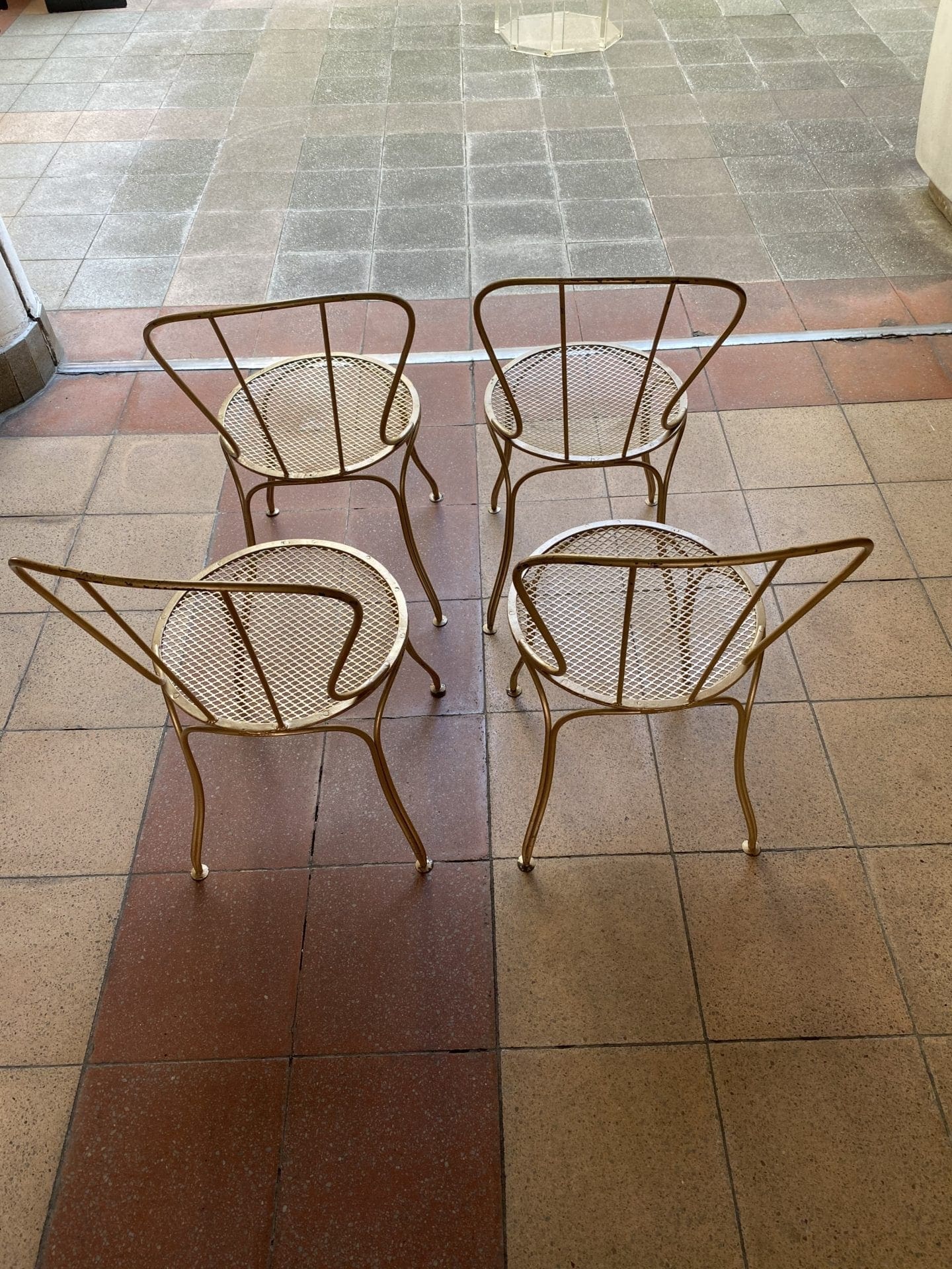 Suite de 4 chaises en métal doré