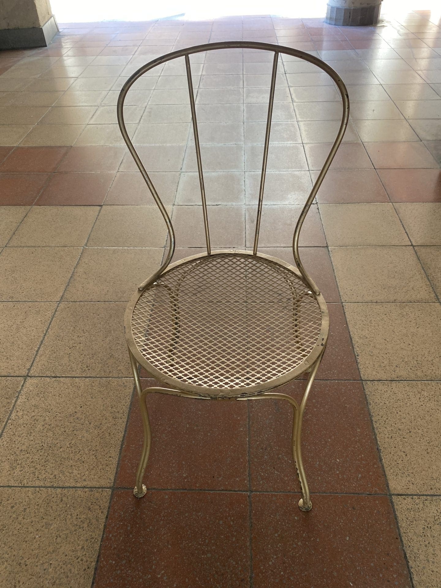 Suite de 4 chaises en métal doré