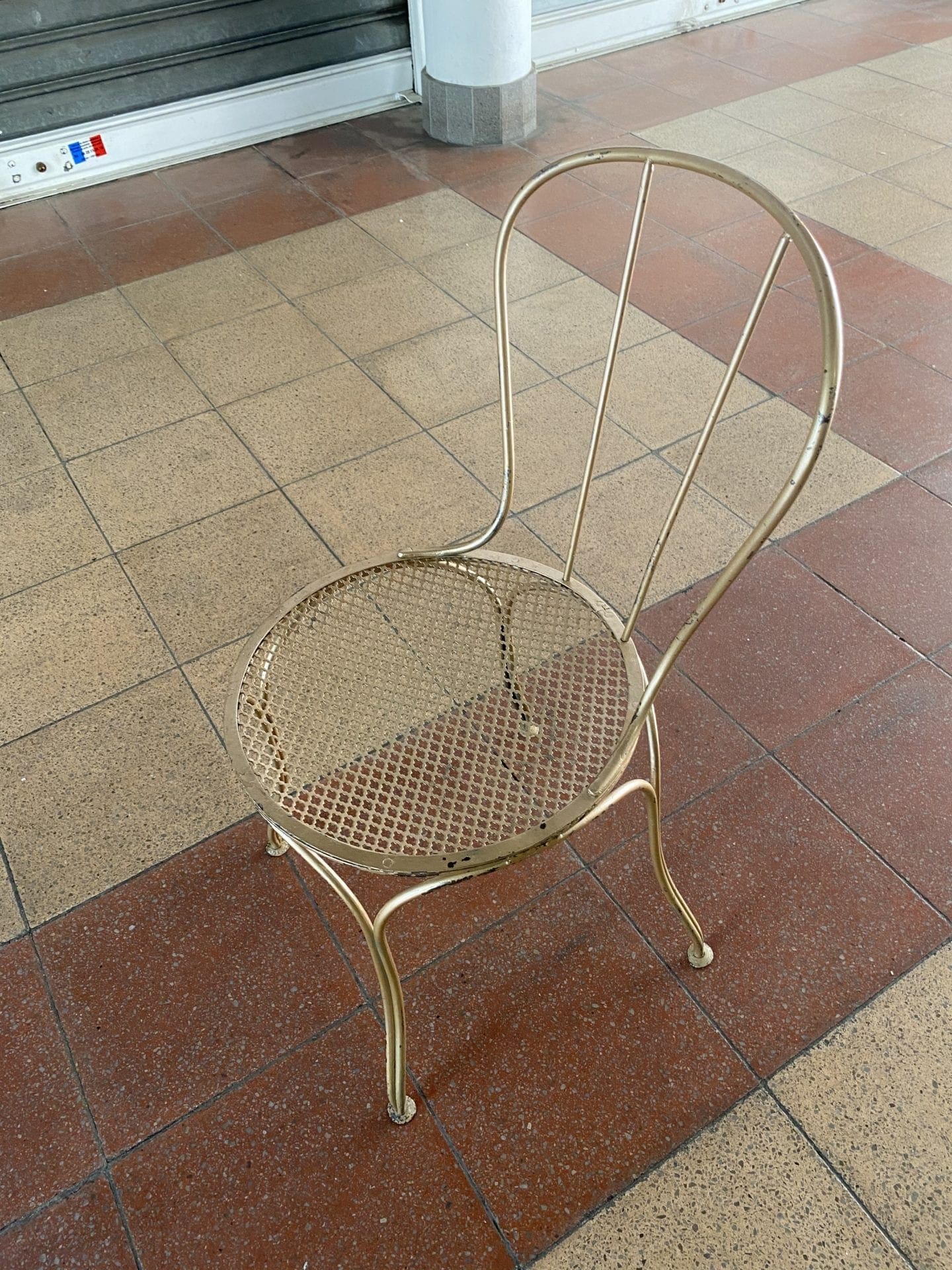 Suite de 4 chaises en métal doré