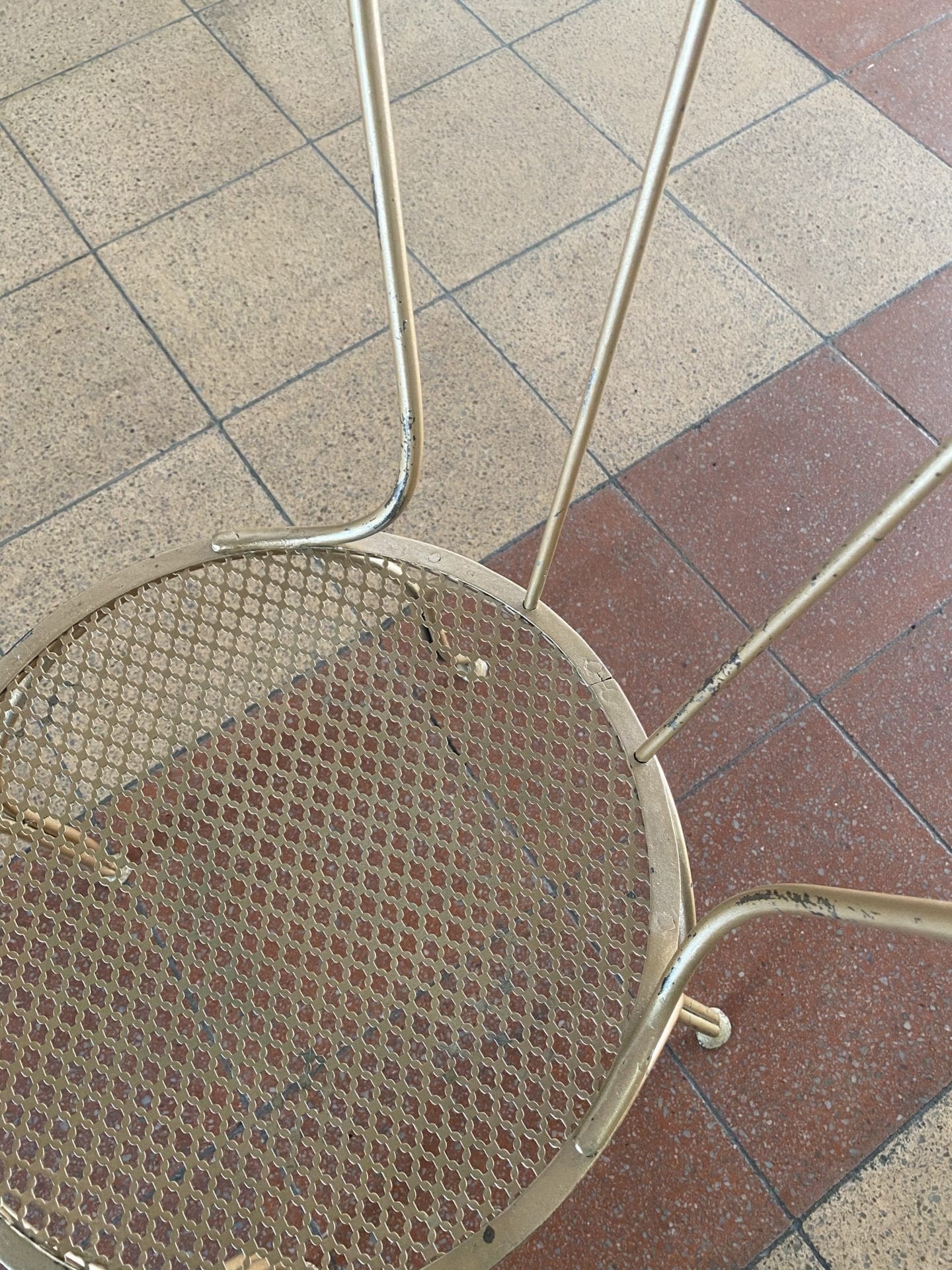 Suite de 4 chaises en métal doré