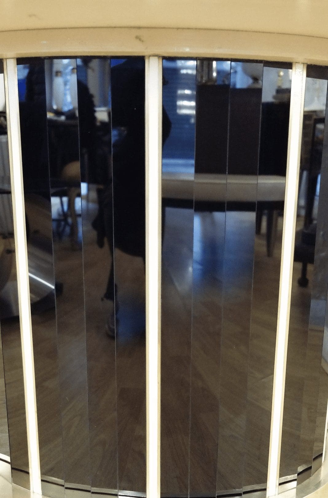 Paire de consoles en verre teinté noir et crème – Travail Italien