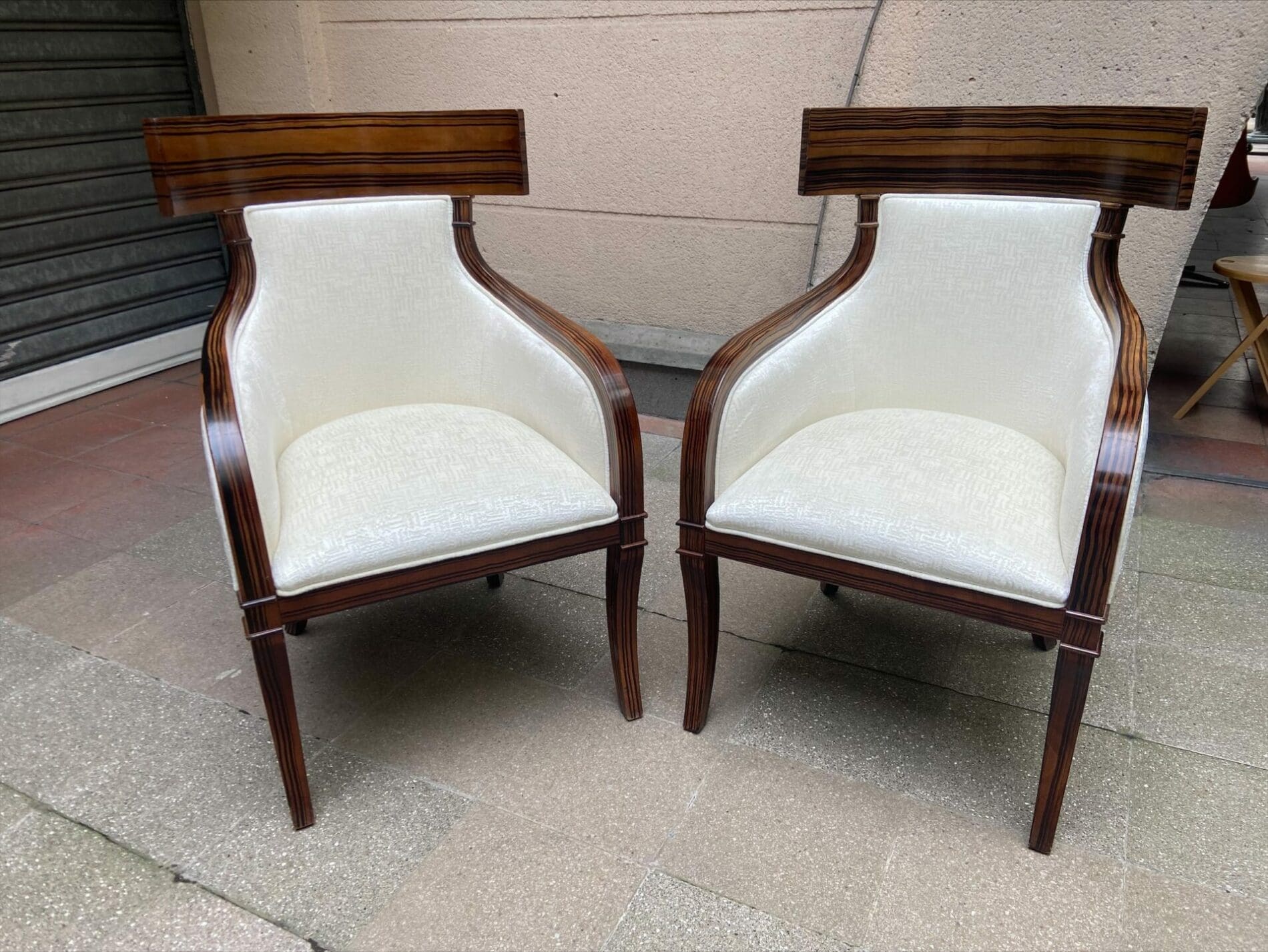 Paire de fauteuils Colbert International