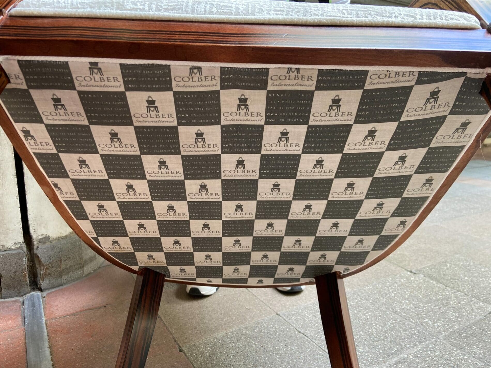 Paire de fauteuils Colbert International