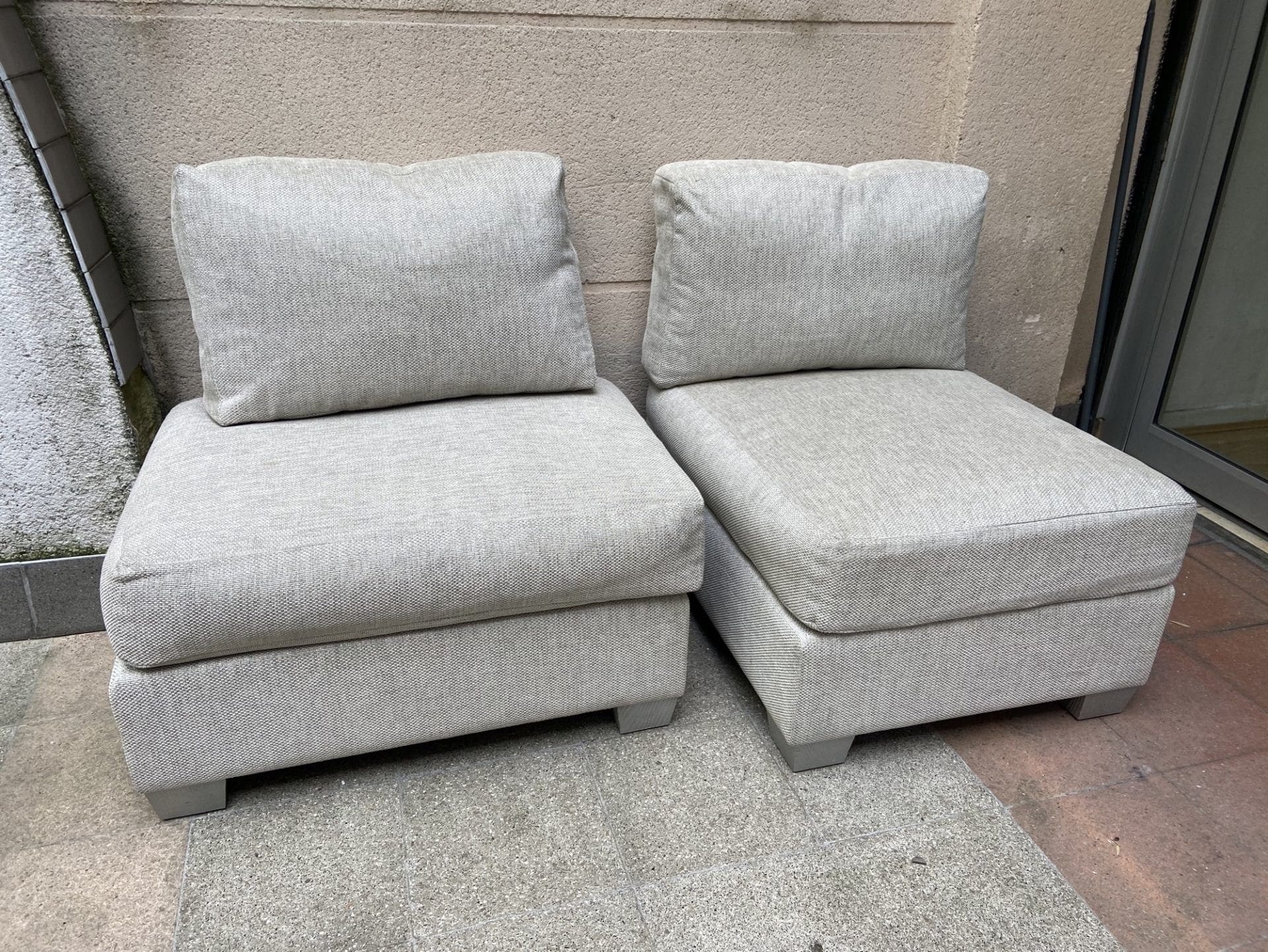 Paire de fauteuils/poufs – tapissé par Armenio Paris – Dior
