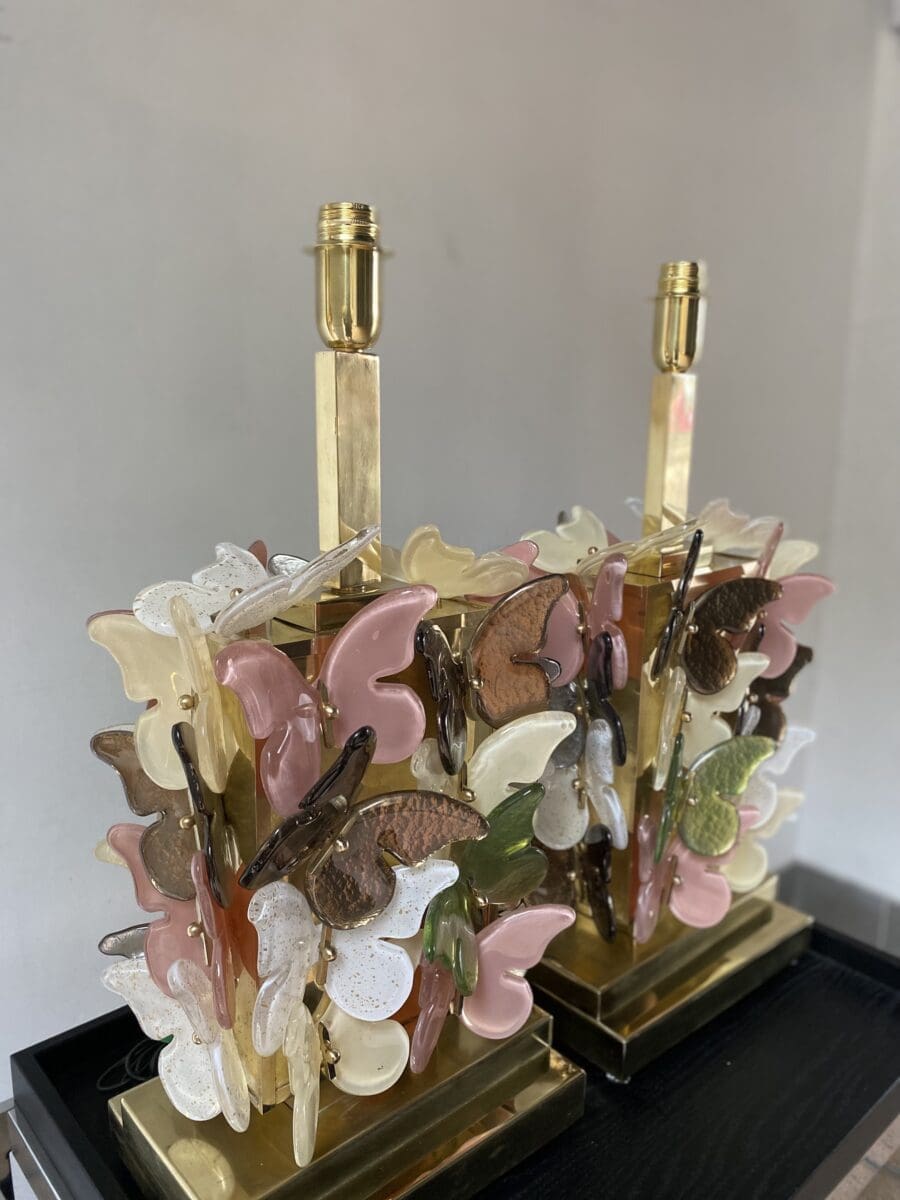 Paire de lampes en métal doré et verre de Murano avec motifs papillons