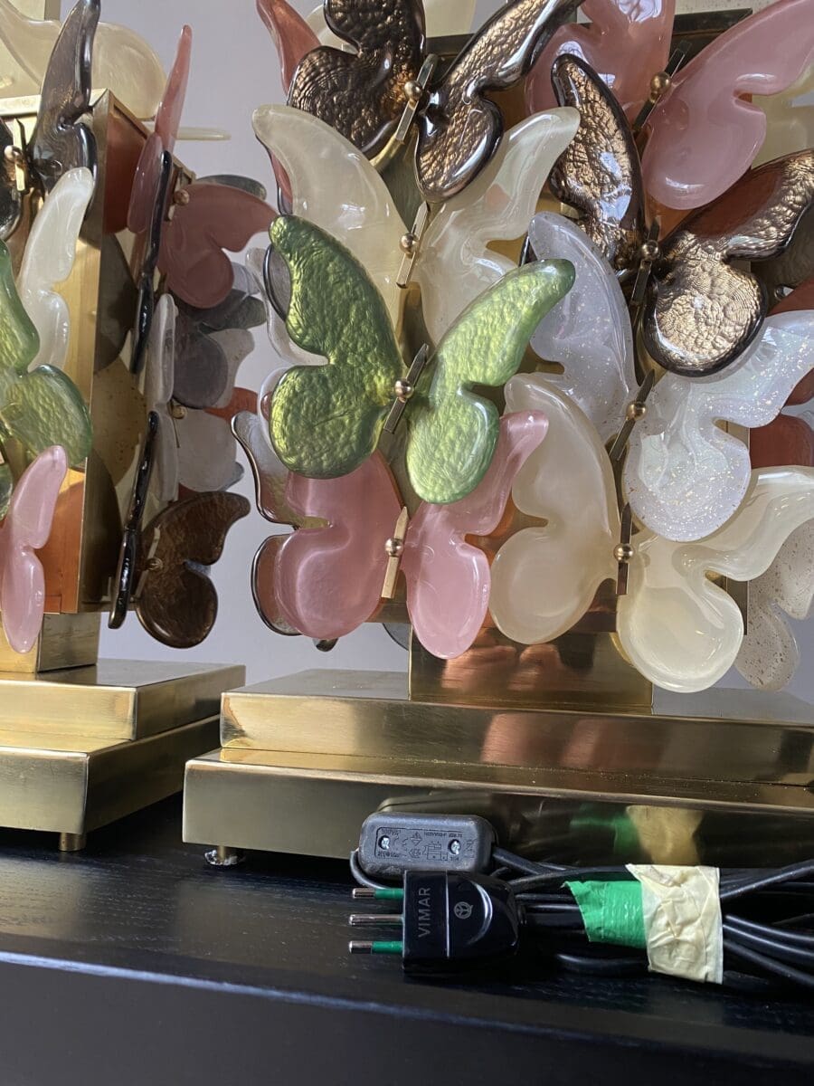 Paire de lampes en métal doré et verre de Murano avec motifs papillons