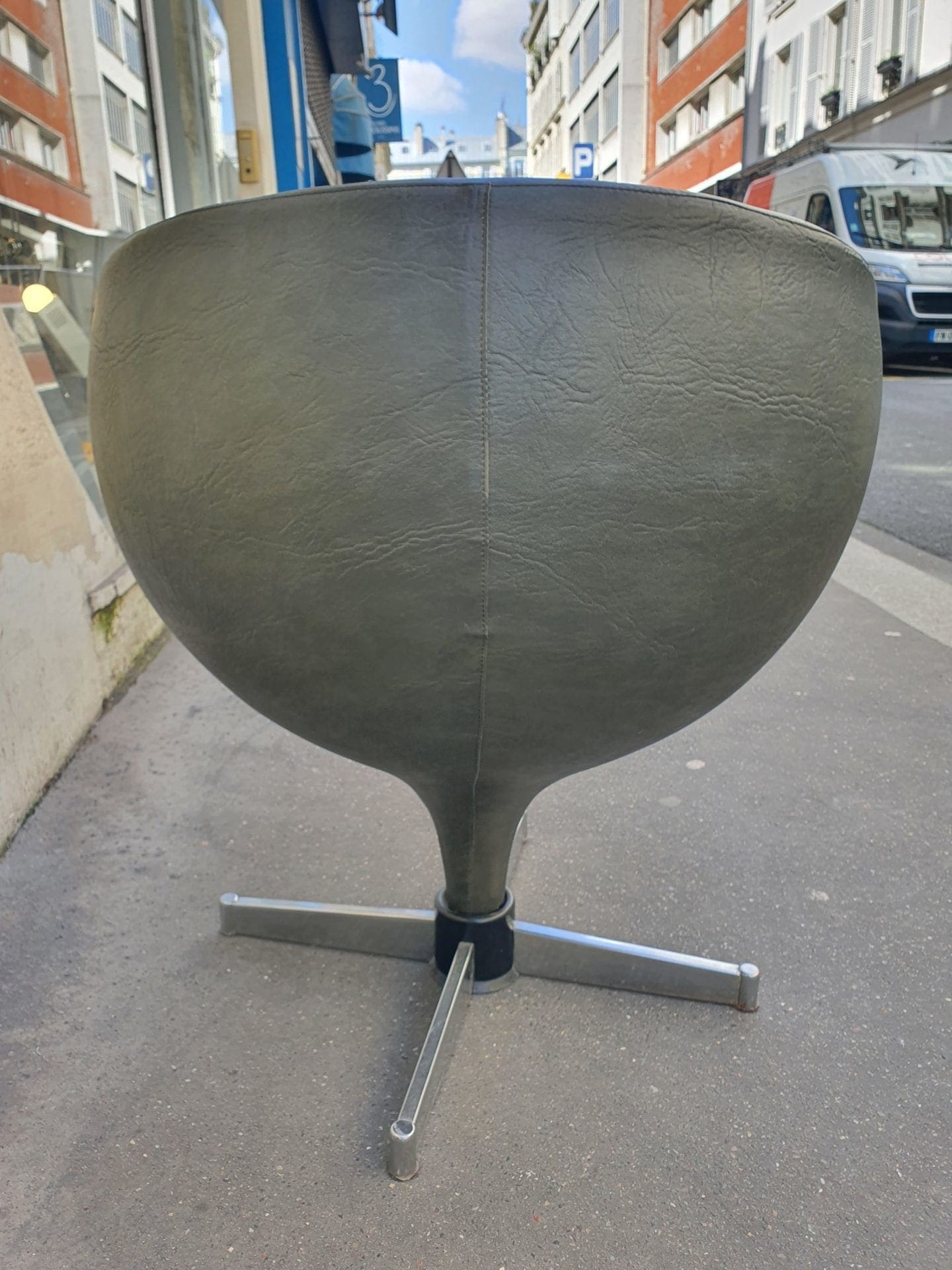 Pierre Guariche – Fauteuil  » Luna « 