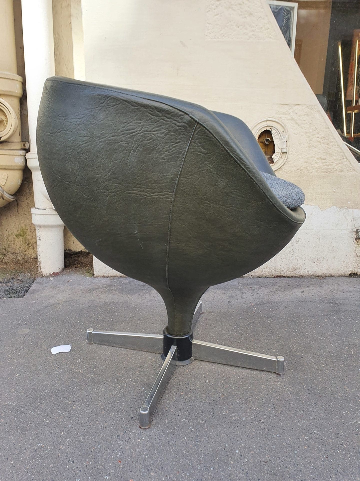 Pierre Guariche – Fauteuil  » Luna « 