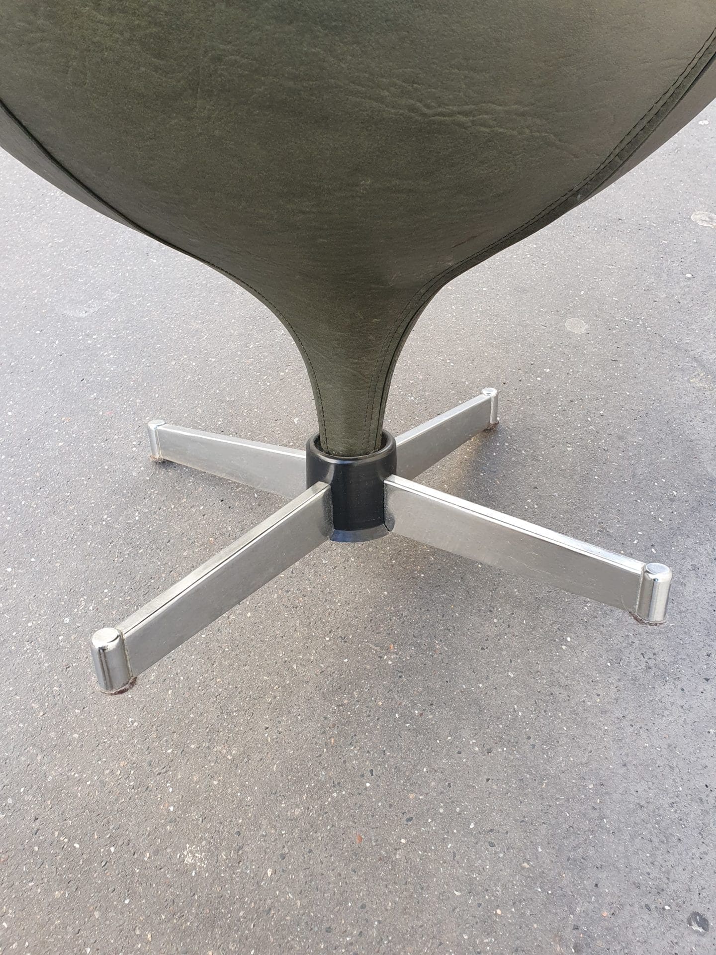 Pierre Guariche – Fauteuil  » Luna « 