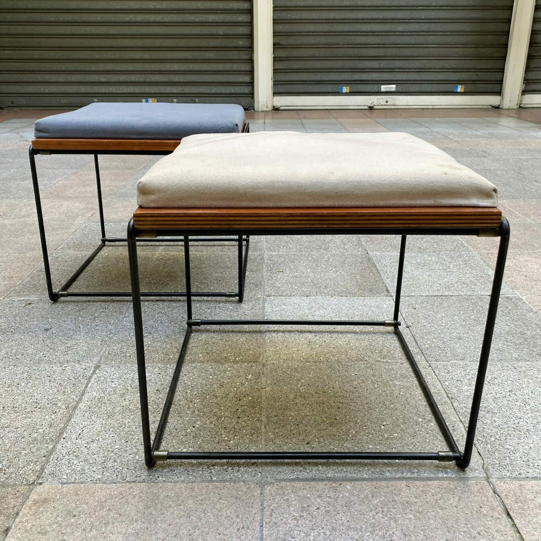 Pierre Guariche – Paire de Tables d’appoints / Tabourets