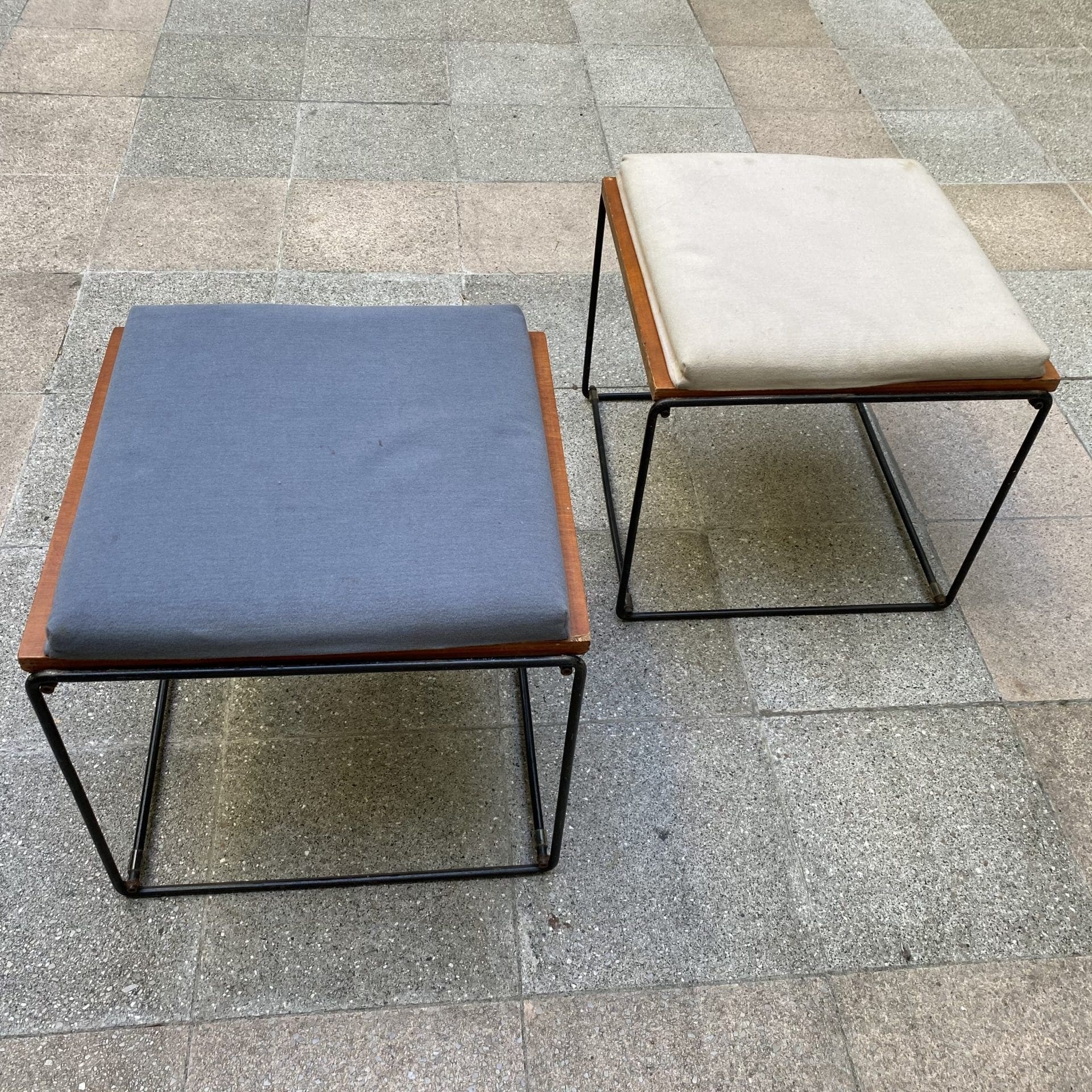 Pierre Guariche – Paire de Tables d’appoints / Tabourets
