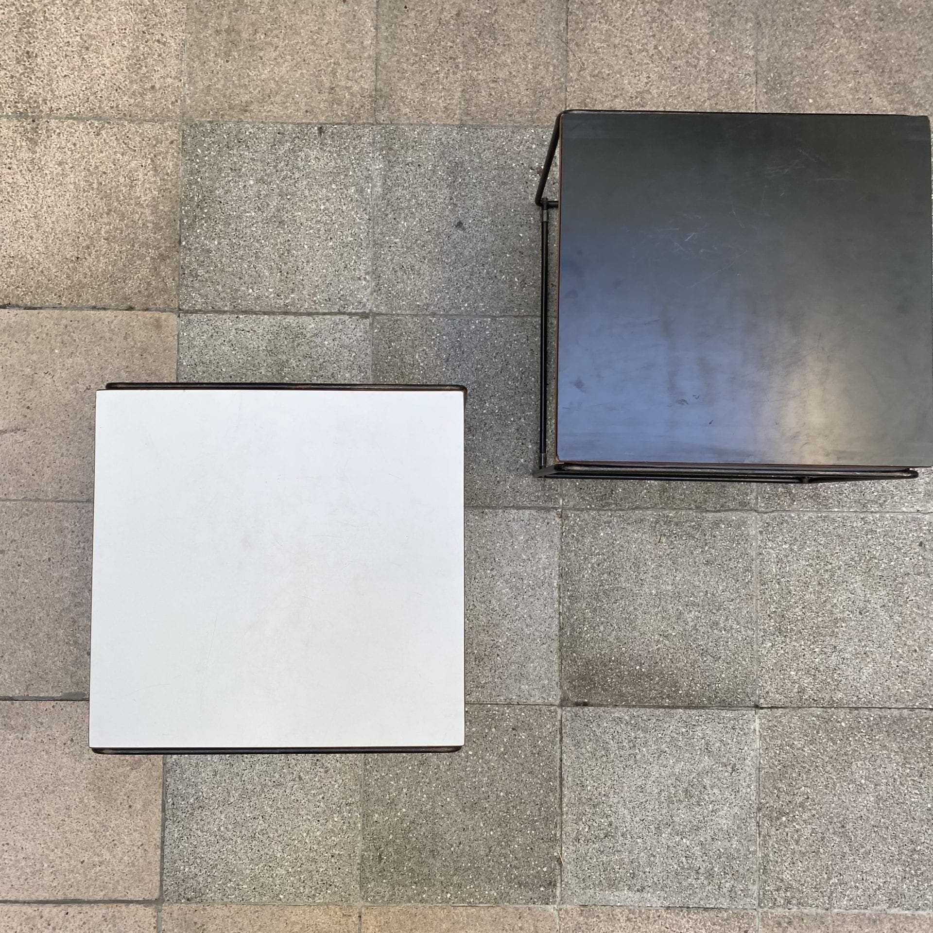 Pierre Guariche – Paire de Tables d’appoints / Tabourets