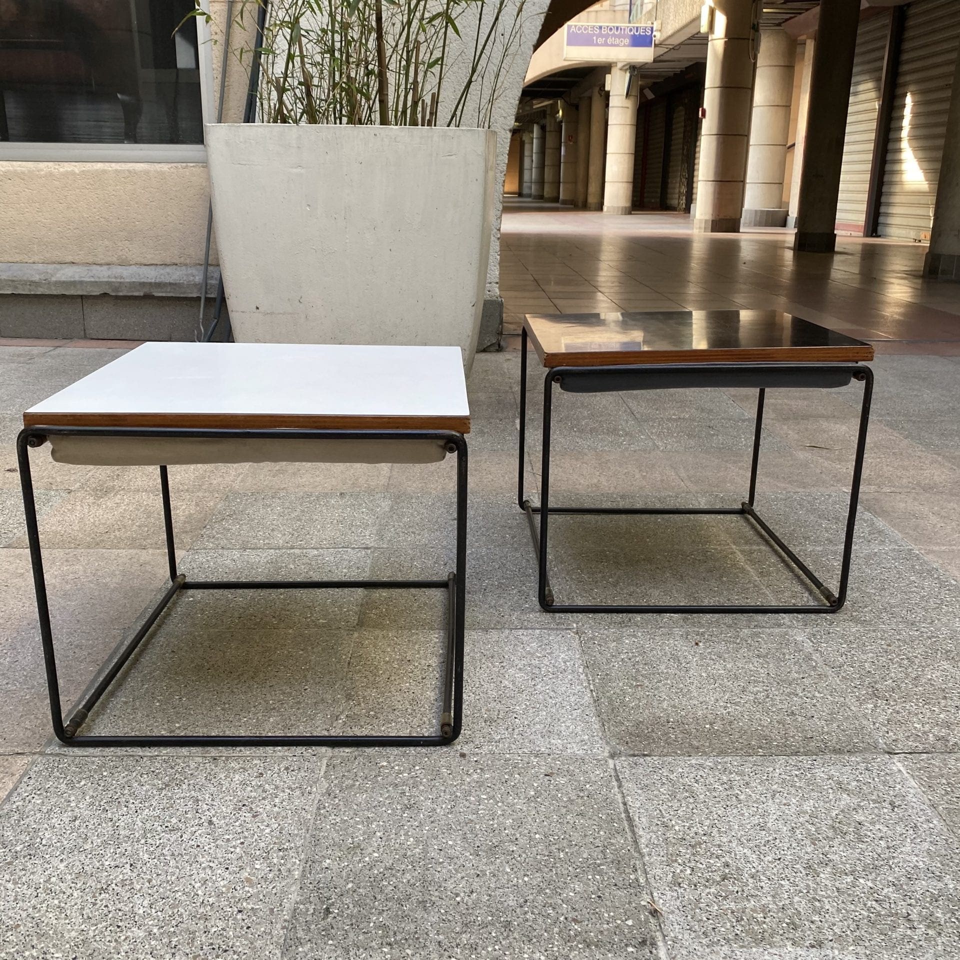 Pierre Guariche – Paire de Tables d’appoints / Tabourets