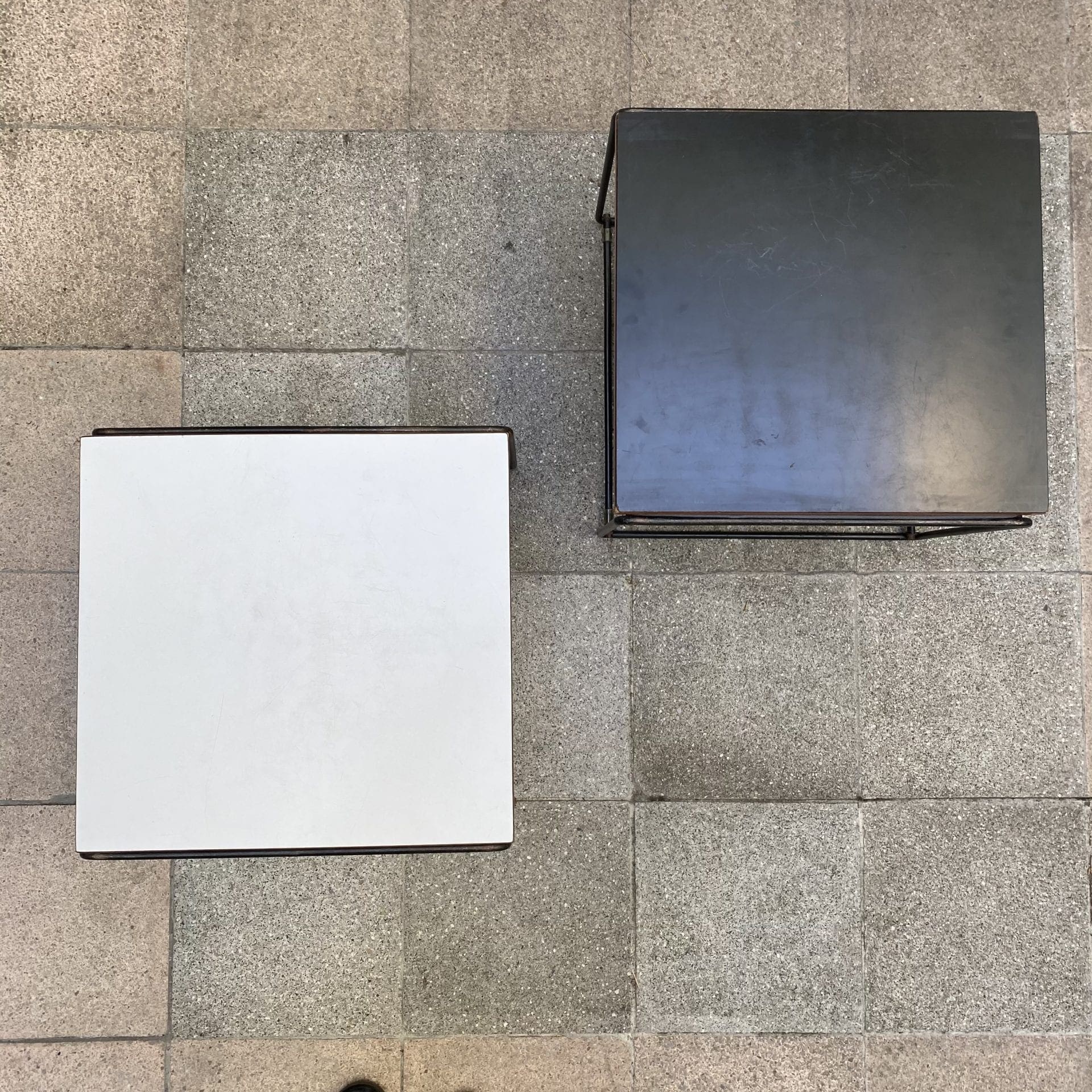 Pierre Guariche – Paire de Tables d’appoints / Tabourets