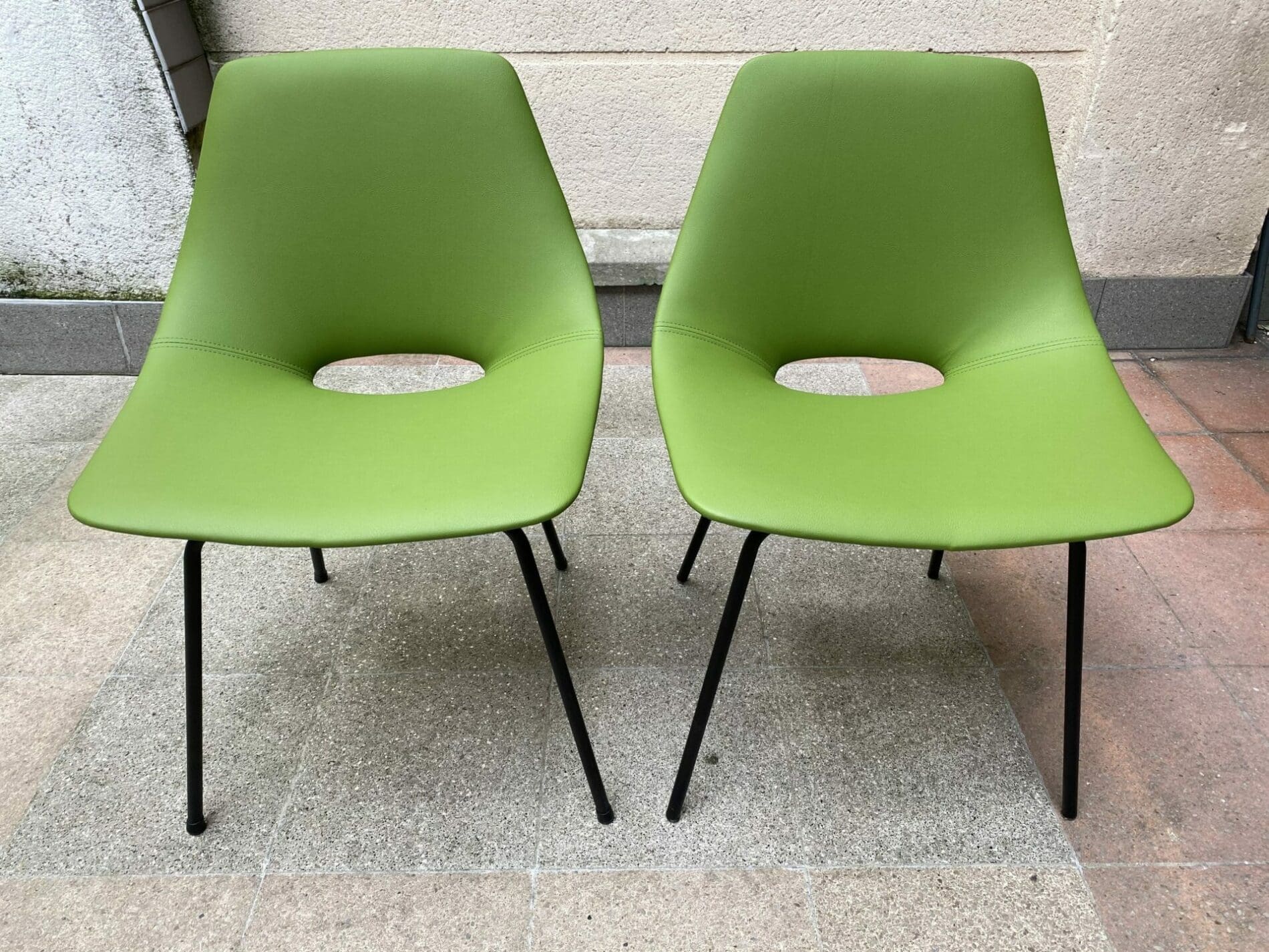 Pierre Guariche – Paire de chaises modèle Tonneau