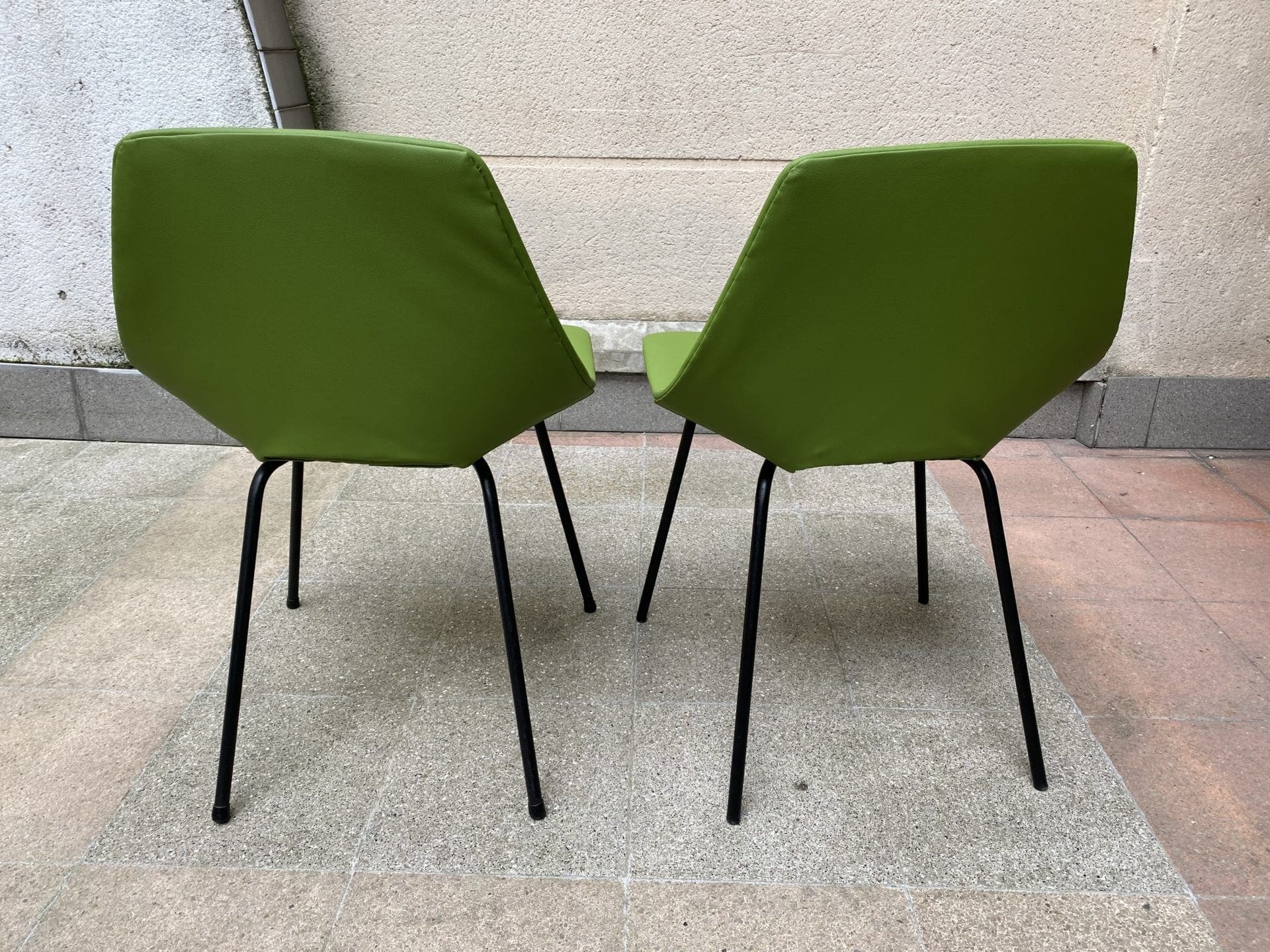 Pierre Guariche – Paire de chaises modèle Tonneau