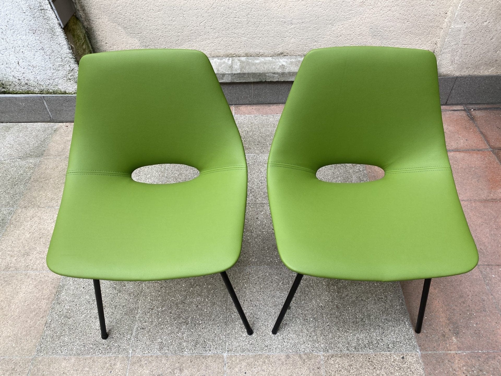 Pierre Guariche – Paire de chaises modèle Tonneau