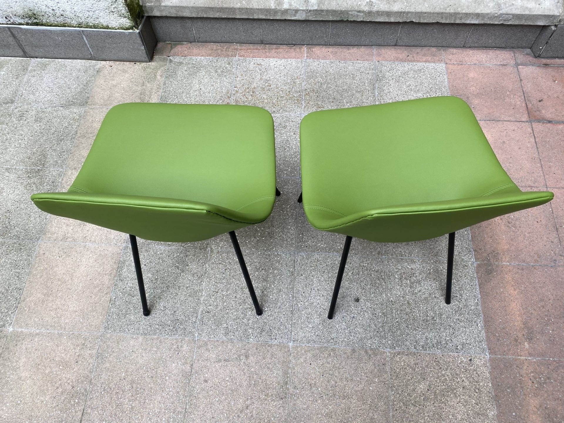 Pierre Guariche – Paire de chaises modèle Tonneau