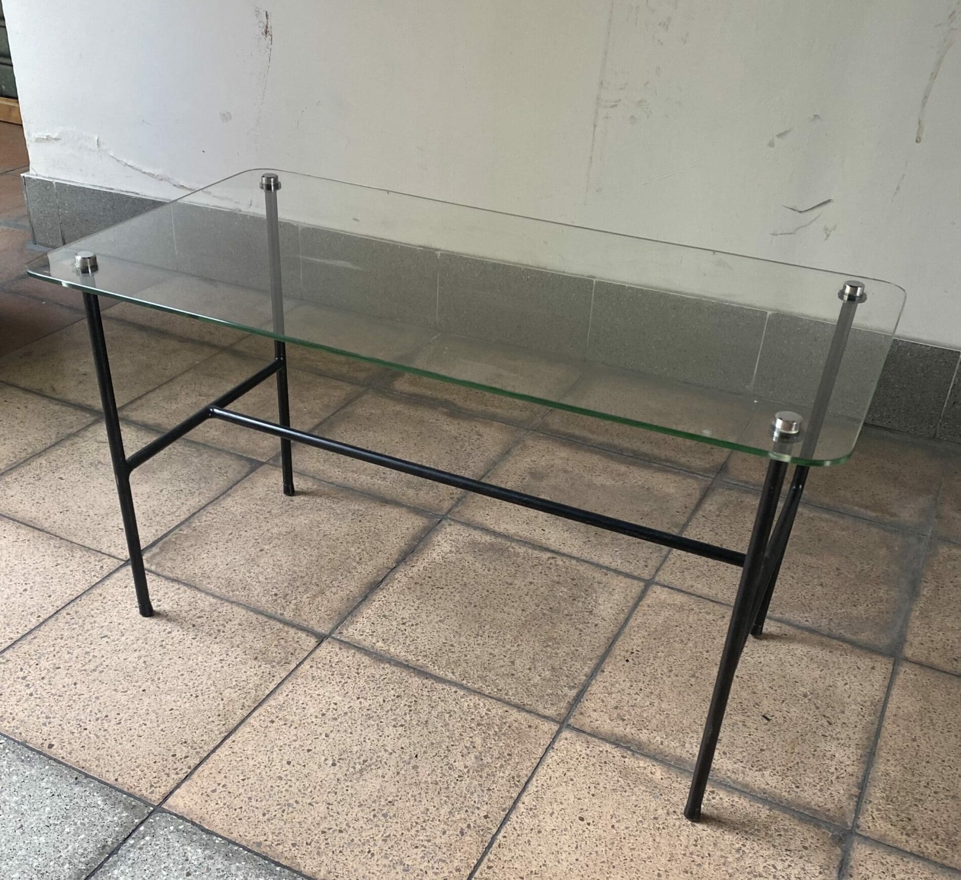 Table basse française de Pierre Guariche éditée par Steiner – Verre et acier