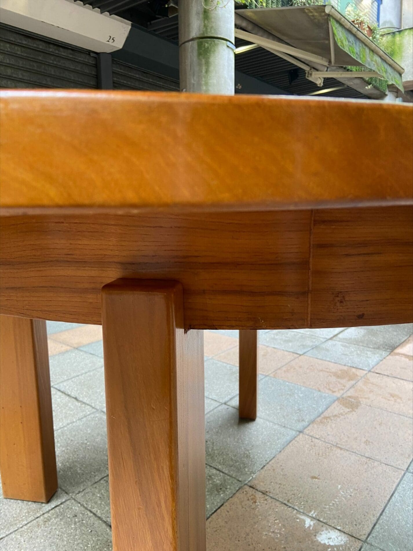 Table à Manger Maison Regain – Orme Massif (1972)