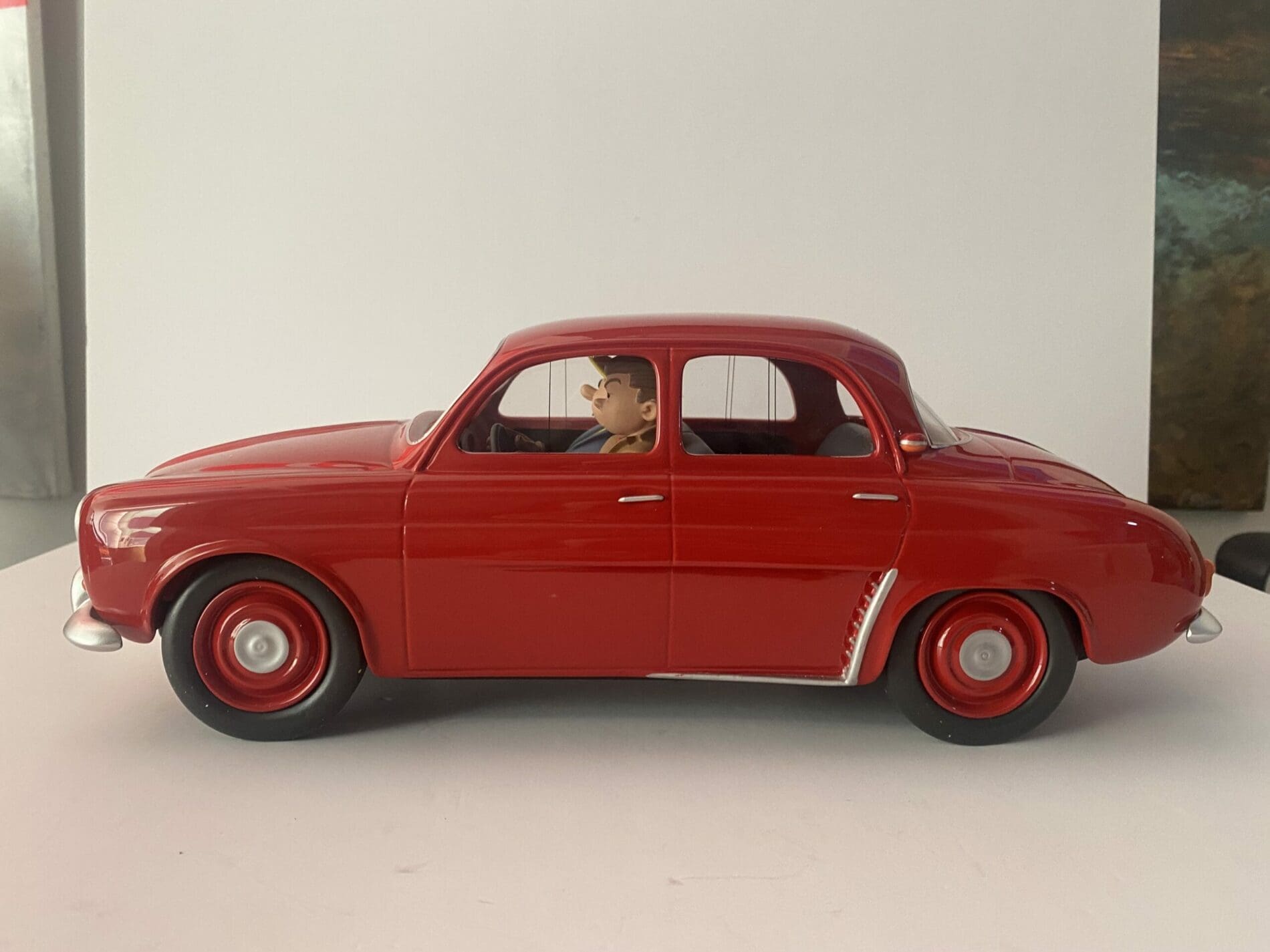 ARTI01R Gil Jourdan Dauphine rouge d’après Maurice TIlleux