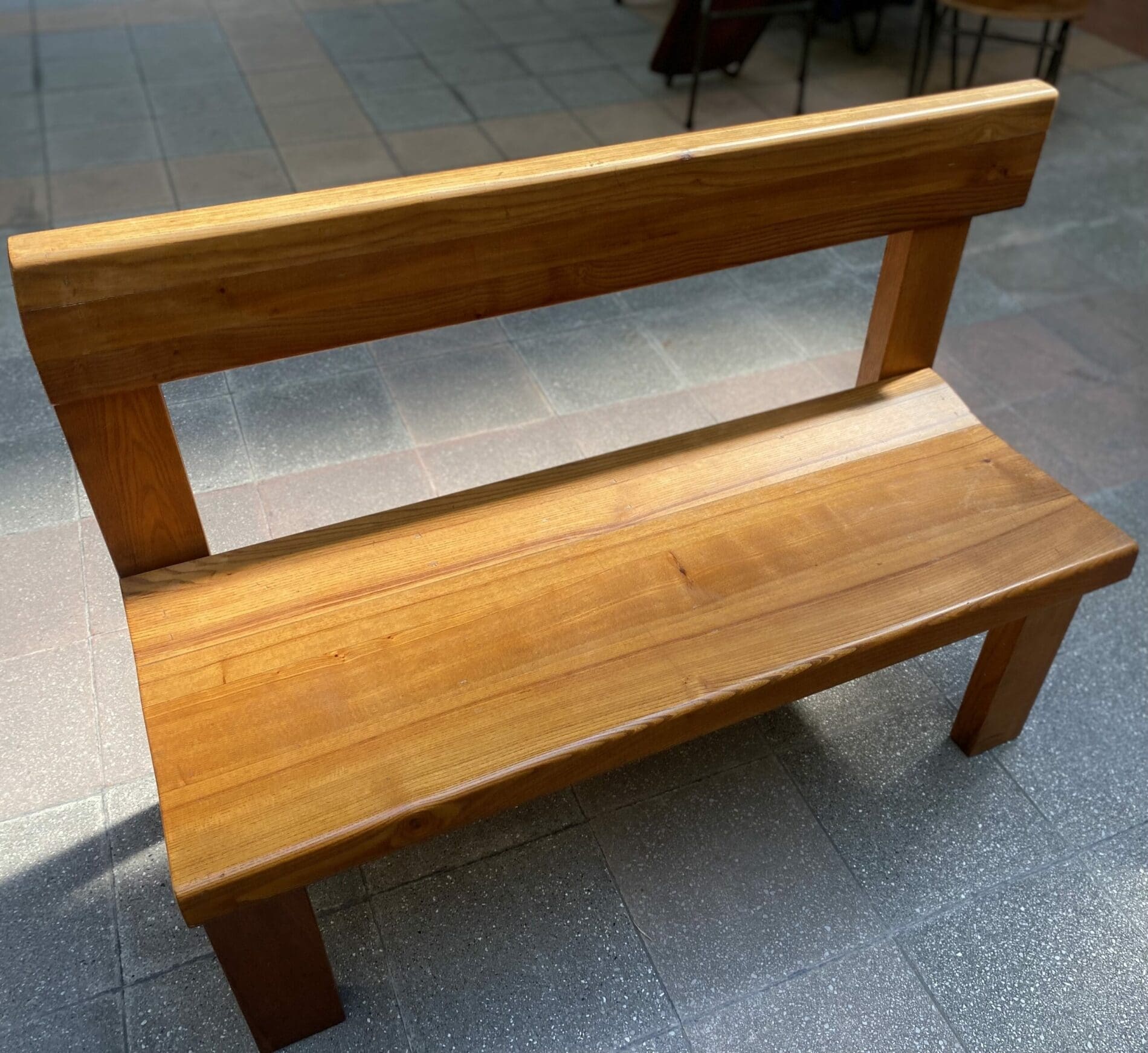 Banc S35 Pierre Chapo : Découvrez ce magnifique meuble en orme massif des années 1960