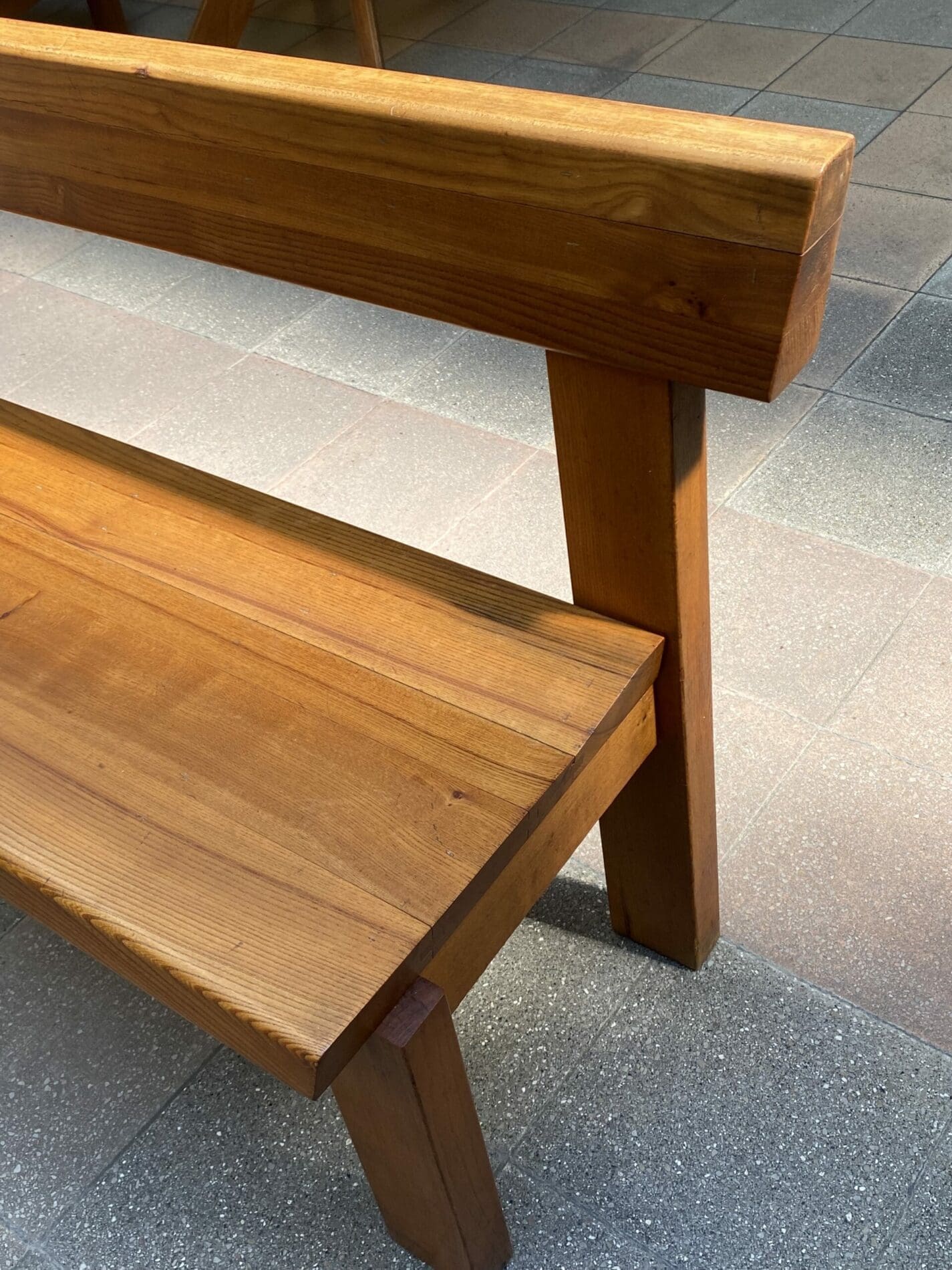 Banc S35 Pierre Chapo : Découvrez ce magnifique meuble en orme massif des années 1960