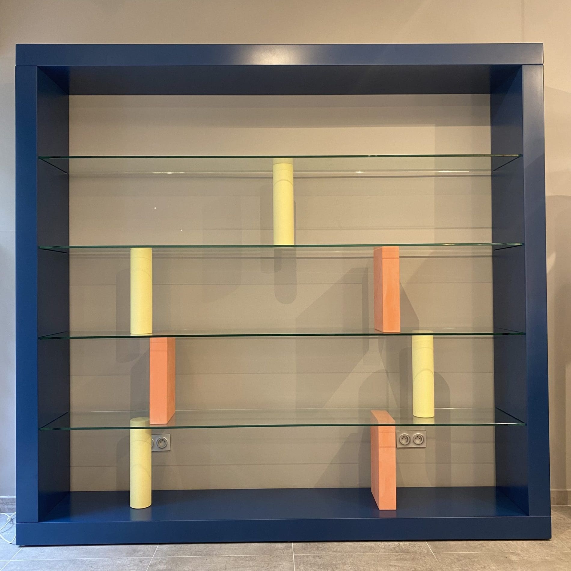 Bibliothèque Giorno (attribuée à) Ettore Sottsass : L’Icône du Design Postmoderne