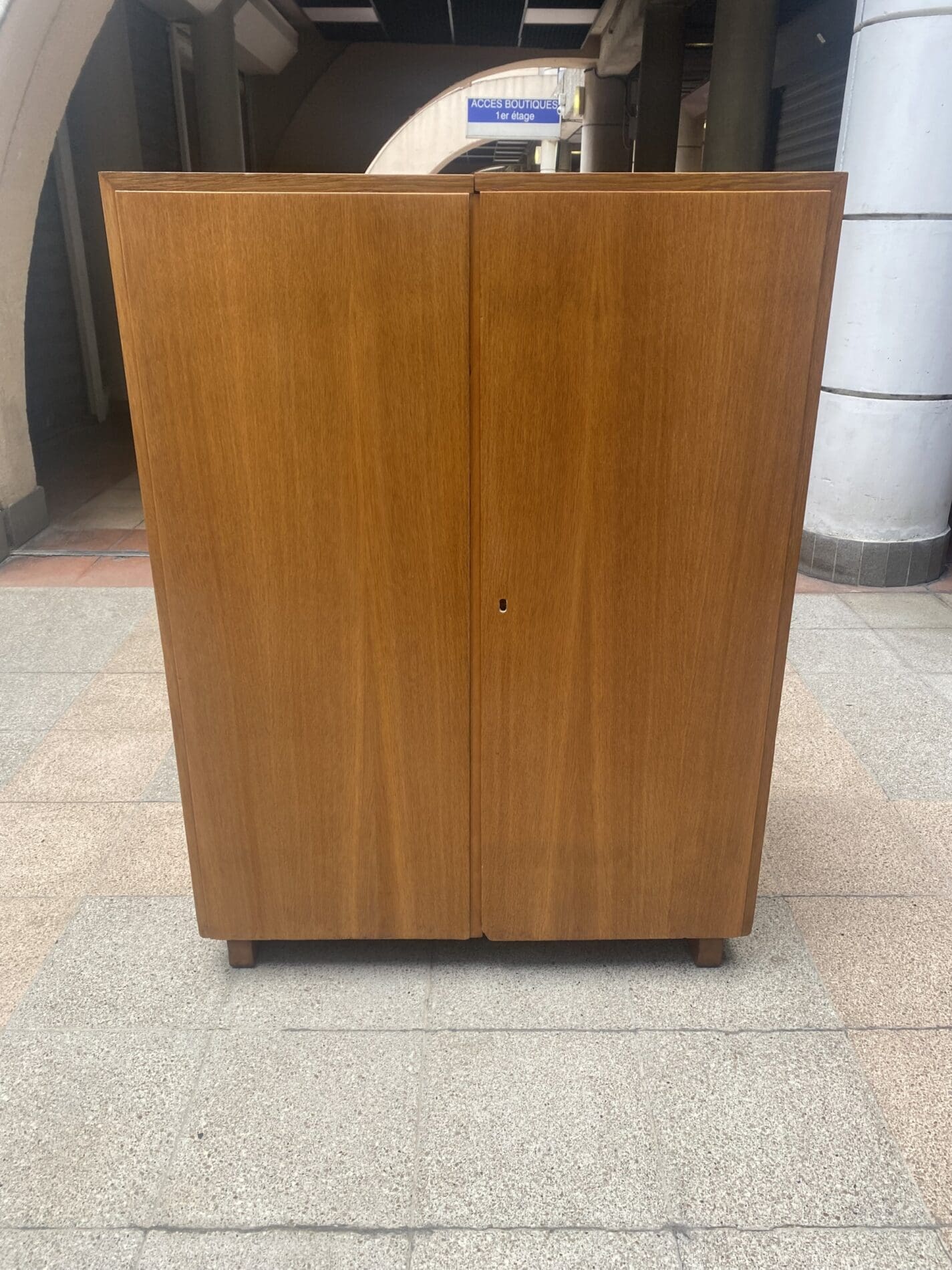 Bureau “Magic Box” par Mummenthaler & Meier – Design suisse iconique des années 1950