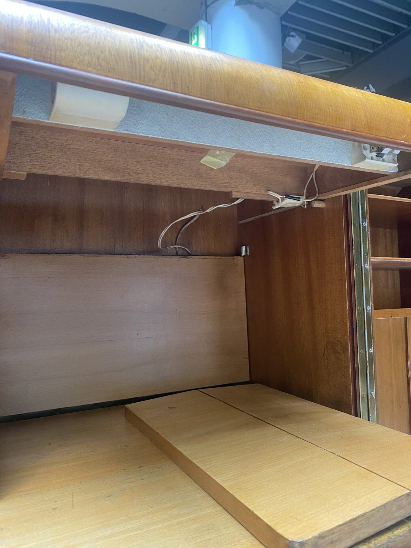 Bureau “Magic Box” par Mummenthaler & Meier – Design suisse iconique des années 1950