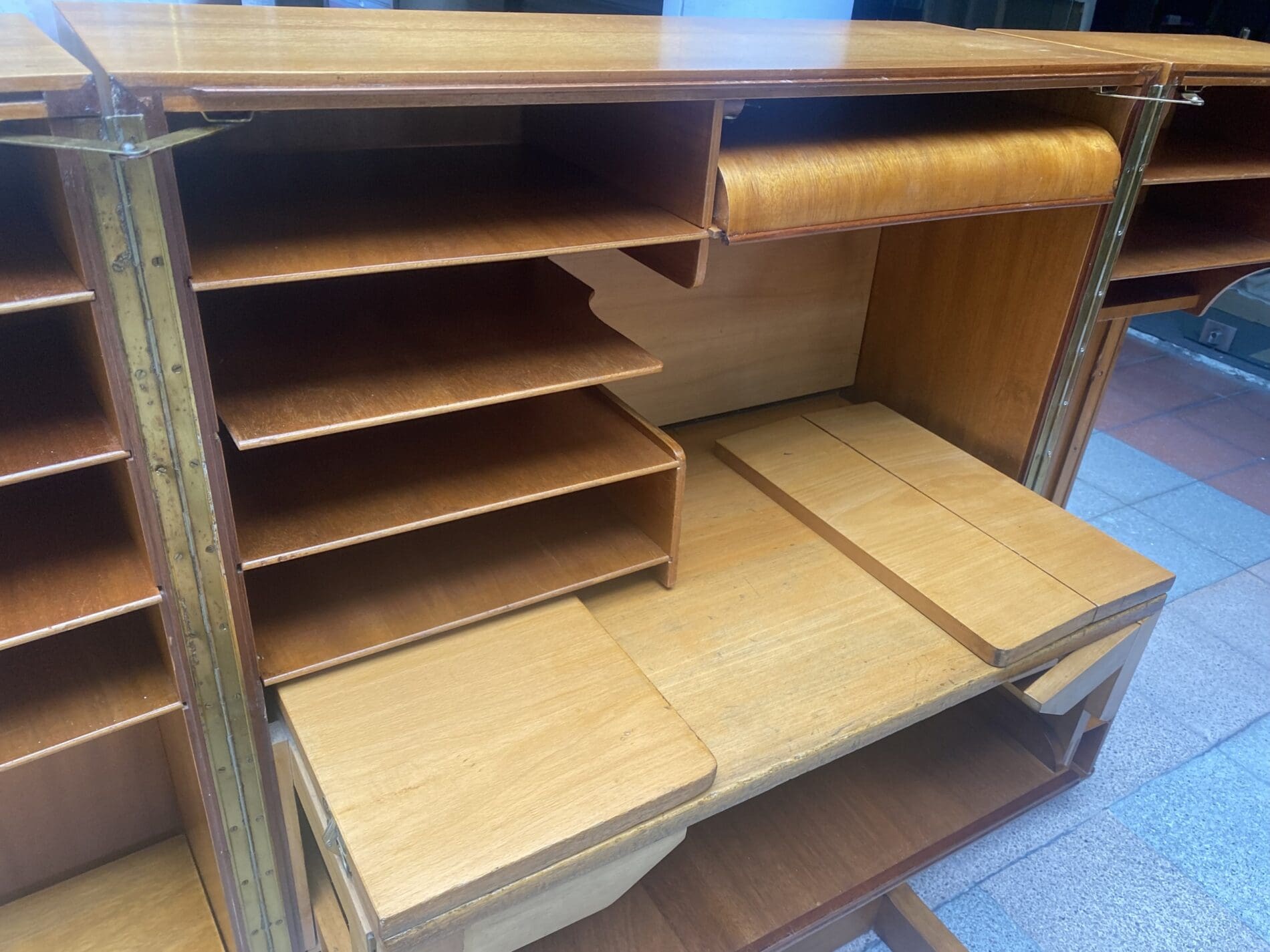 Bureau “Magic Box” par Mummenthaler & Meier – Design suisse iconique des années 1950